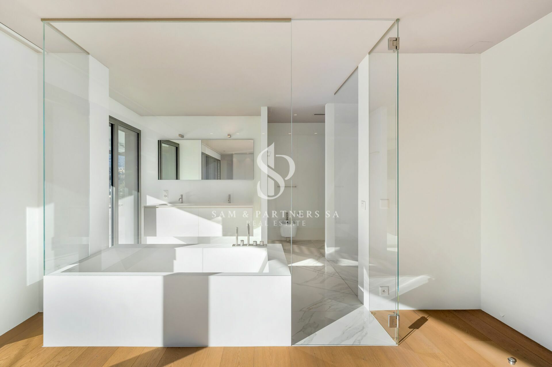 Modernes Badezimmer mit Glasabtrennung