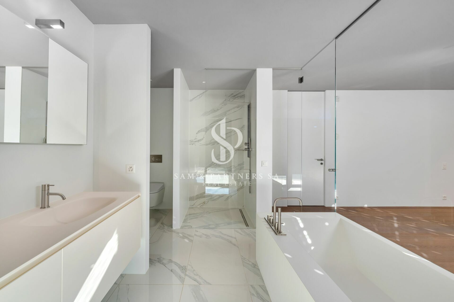 Modernes Badezimmer mit Badewanne und begehbarer Dusche