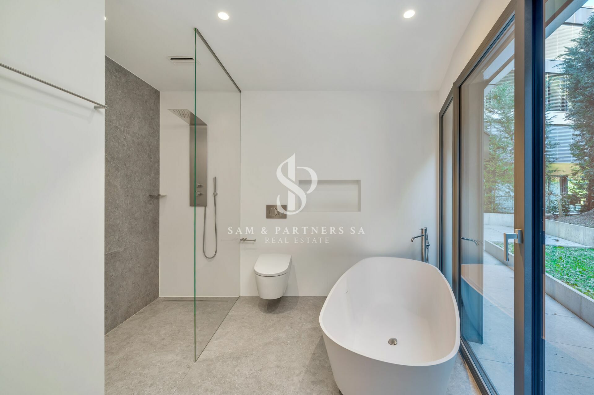 Modernes Badezimmer mit freistehender Wanne und bodengleicher Dusche