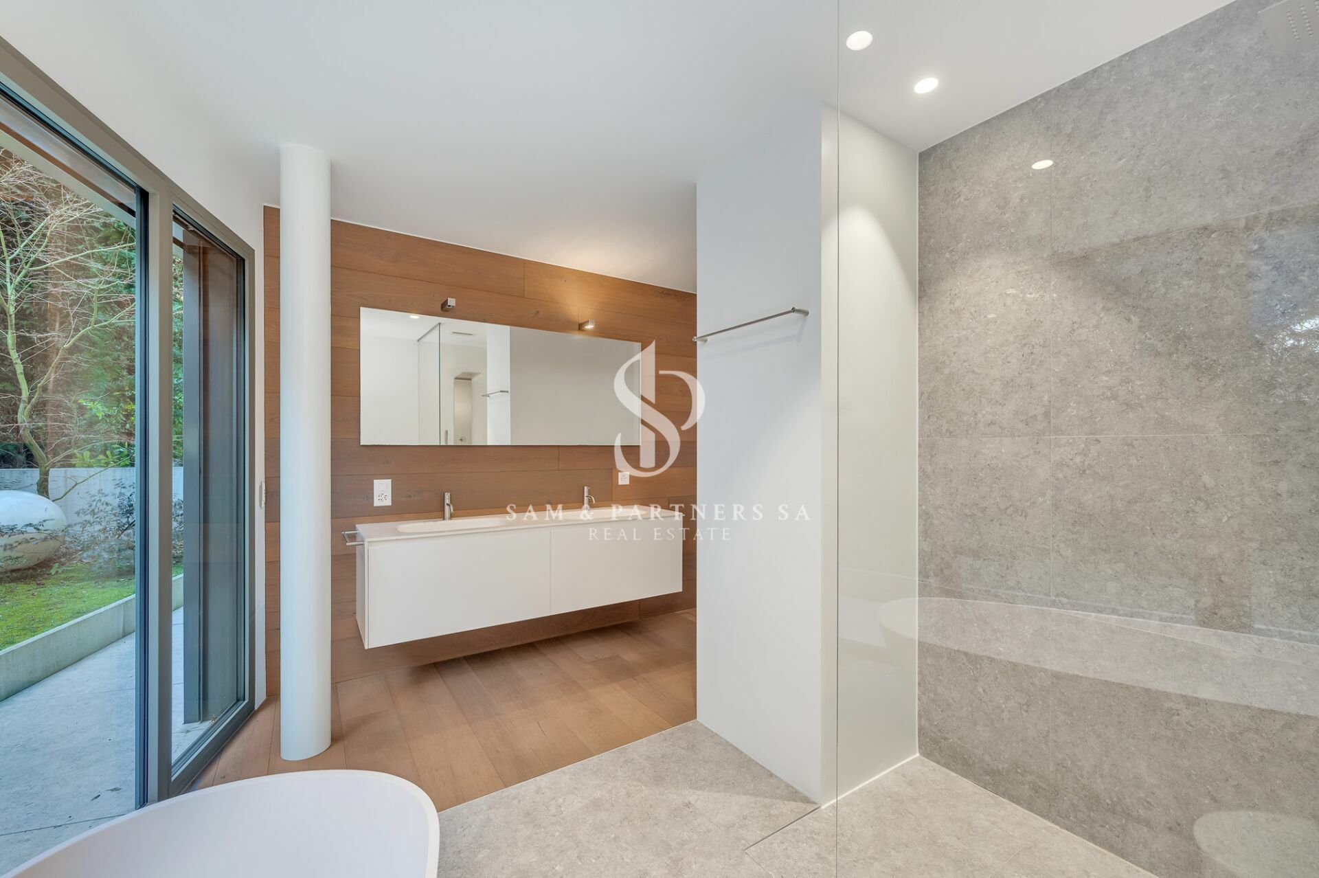 Modernes Badezimmer mit Fenster und Naturblick