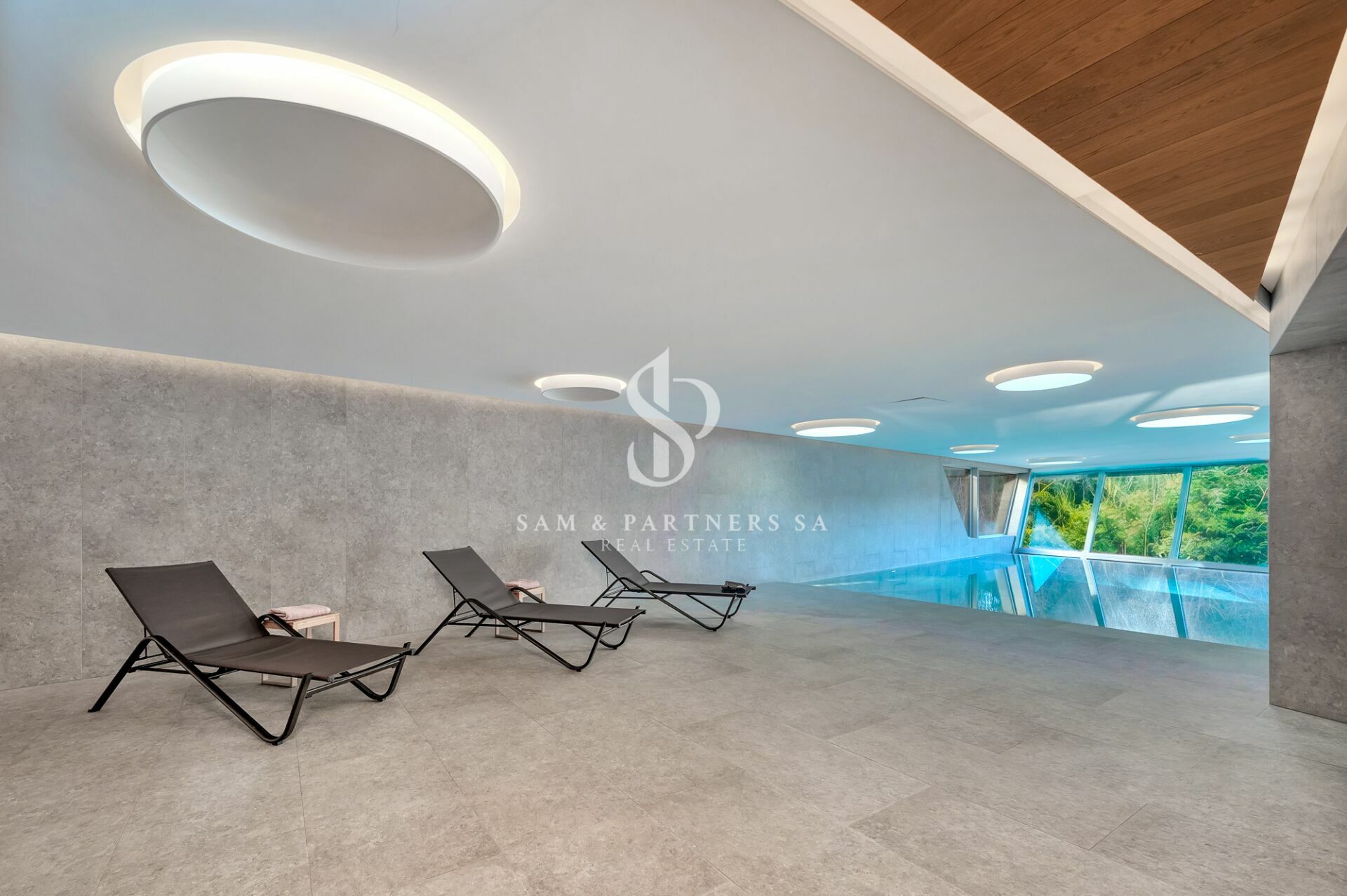 Innenpool mit Loungebereich