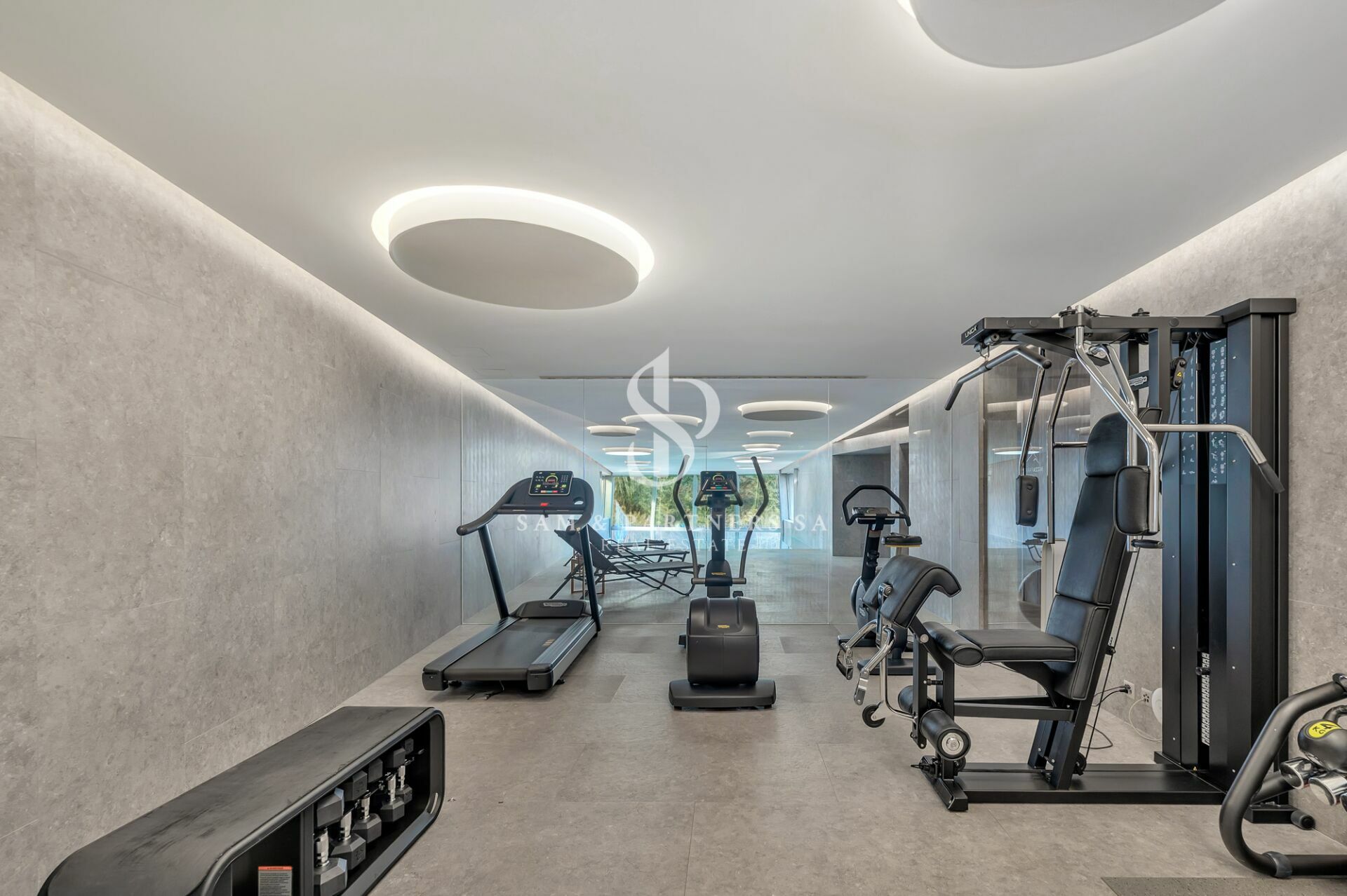 Modern ausgestatteter Fitnessraum mit Trainingsgeräten