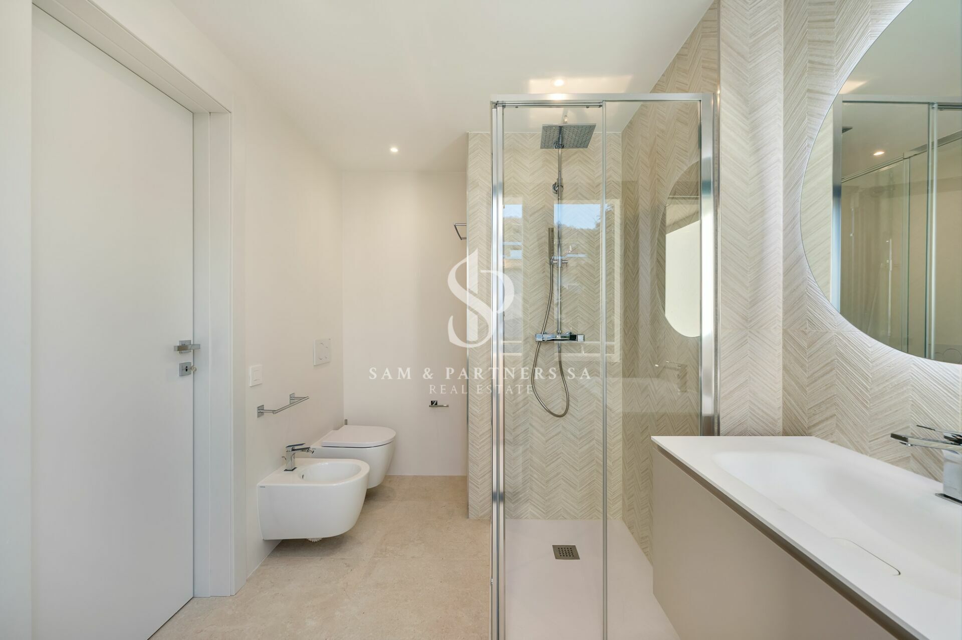 Modernes Badezimmer mit Dusche und Doppelwaschtisch