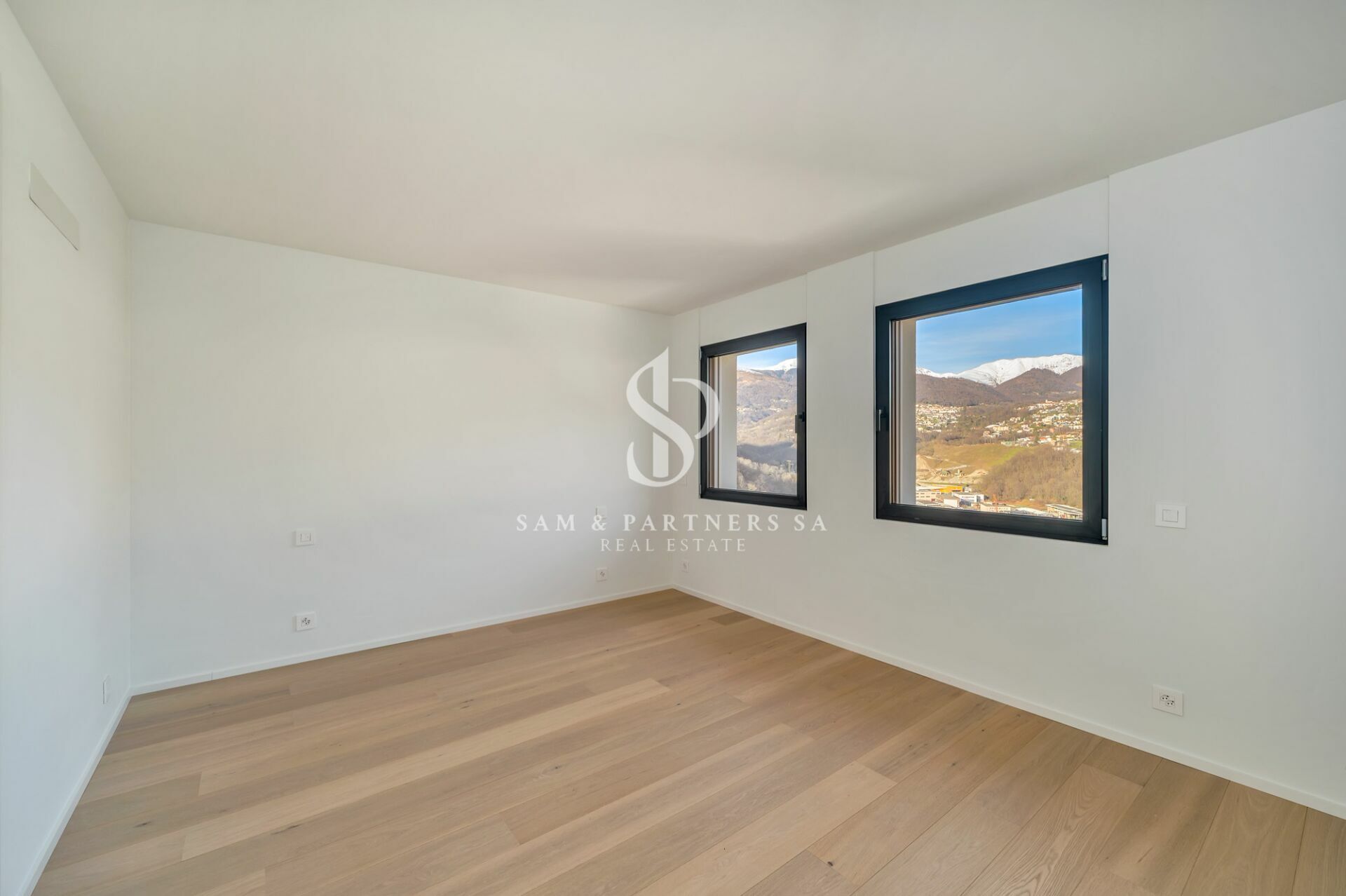 Leeres, helles Schlafzimmer mit Bergblick
