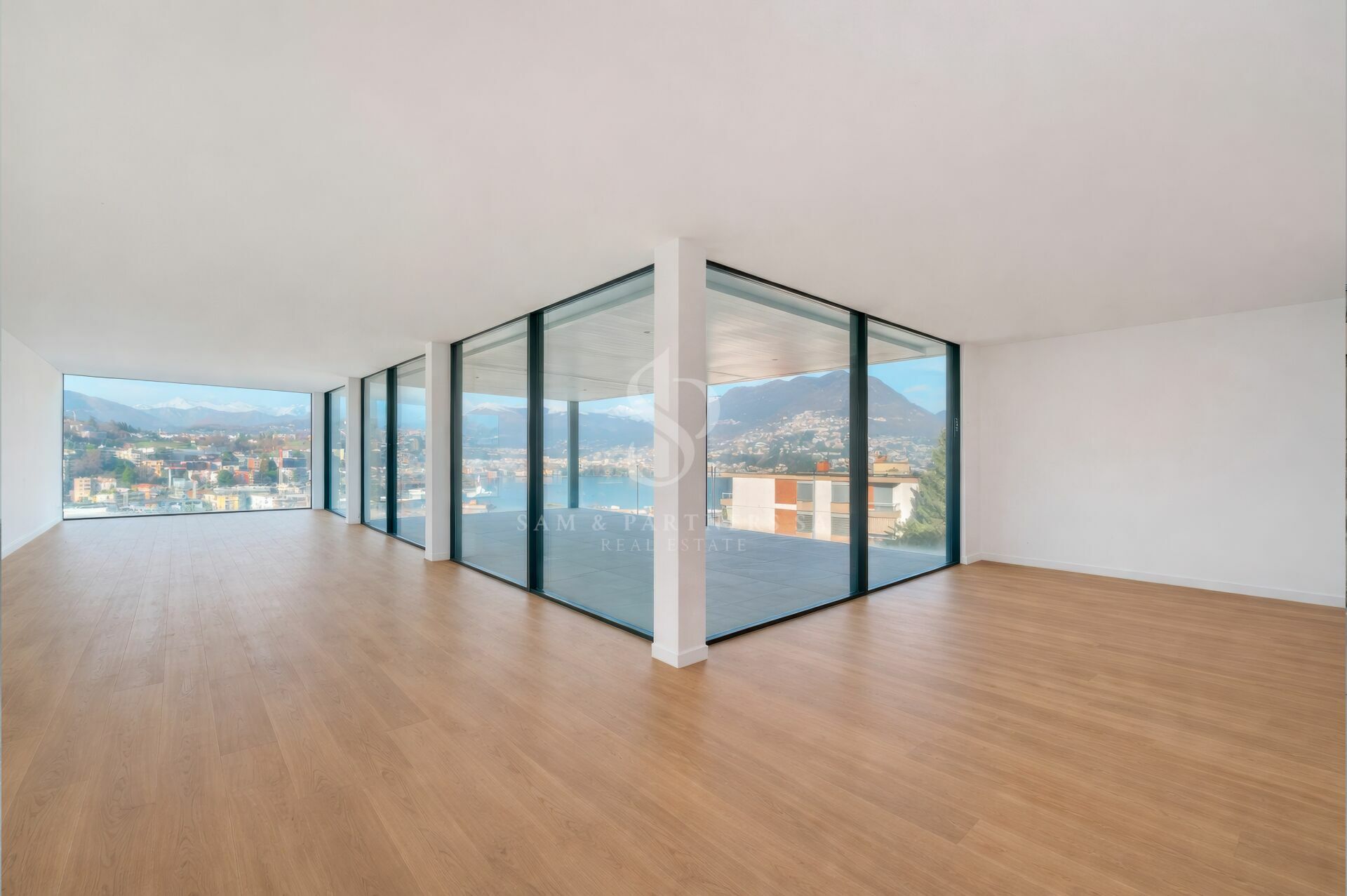 Offener Wohnbereich mit Panoramaverglasung