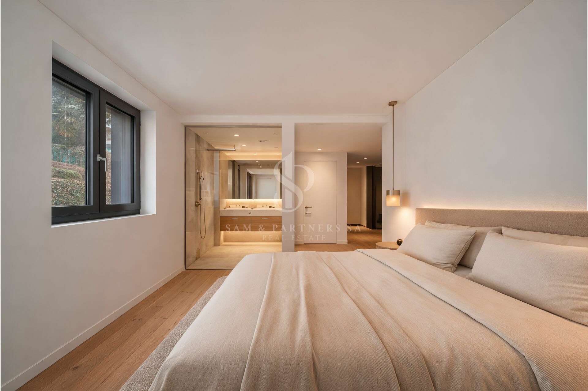 Modernes Schlafzimmer mit Bad en suite
