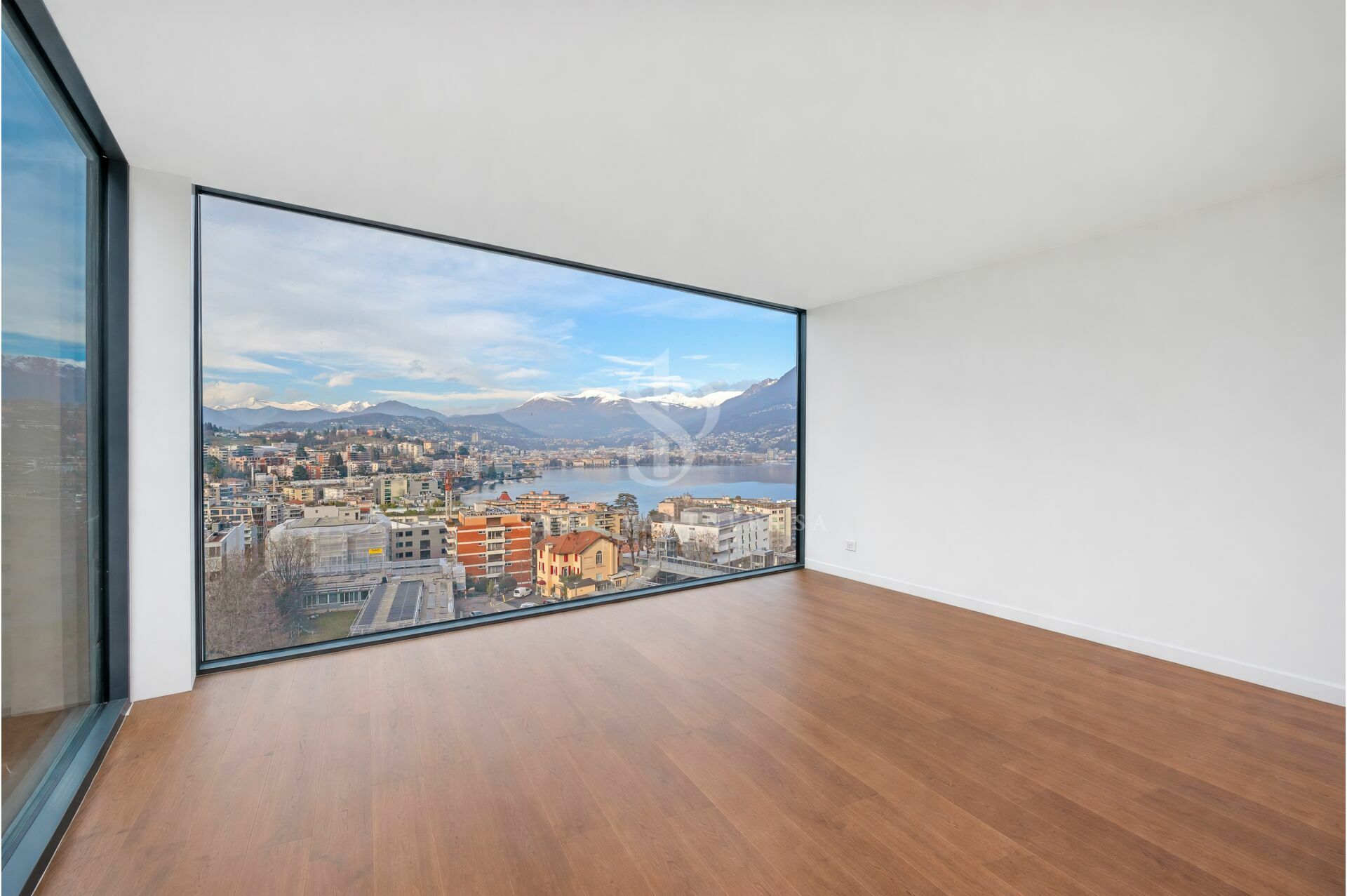 Modernes Zimmer mit Panoramafenster und Seeblick
