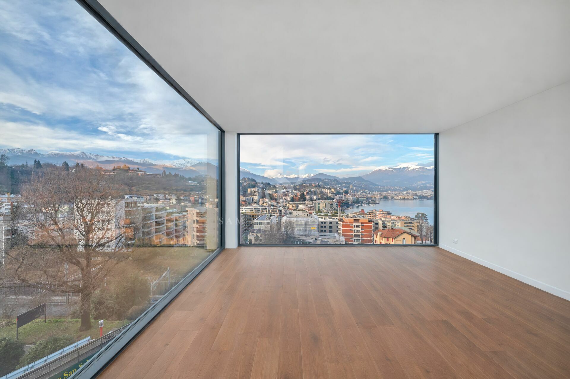 Moderner Wohnraum mit Panoramafenstern und Bergblick