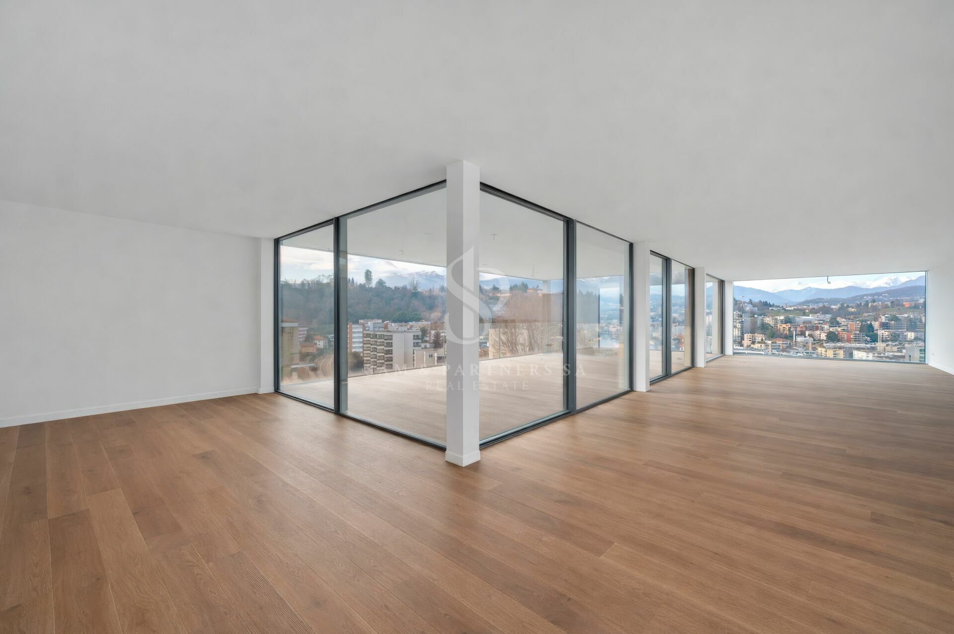 Lichtdurchfluteter leerer Wohnraum mit Panoramaverglasung