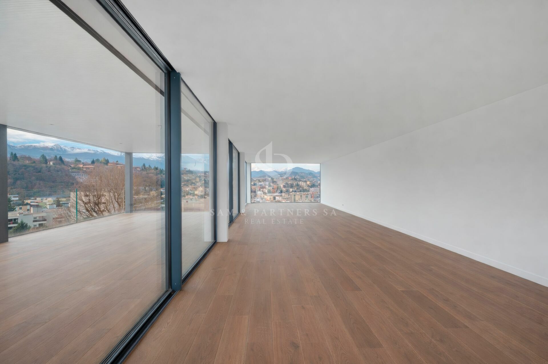Modernes Panorama-Wohnzimmer mit großflächiger Verglasung