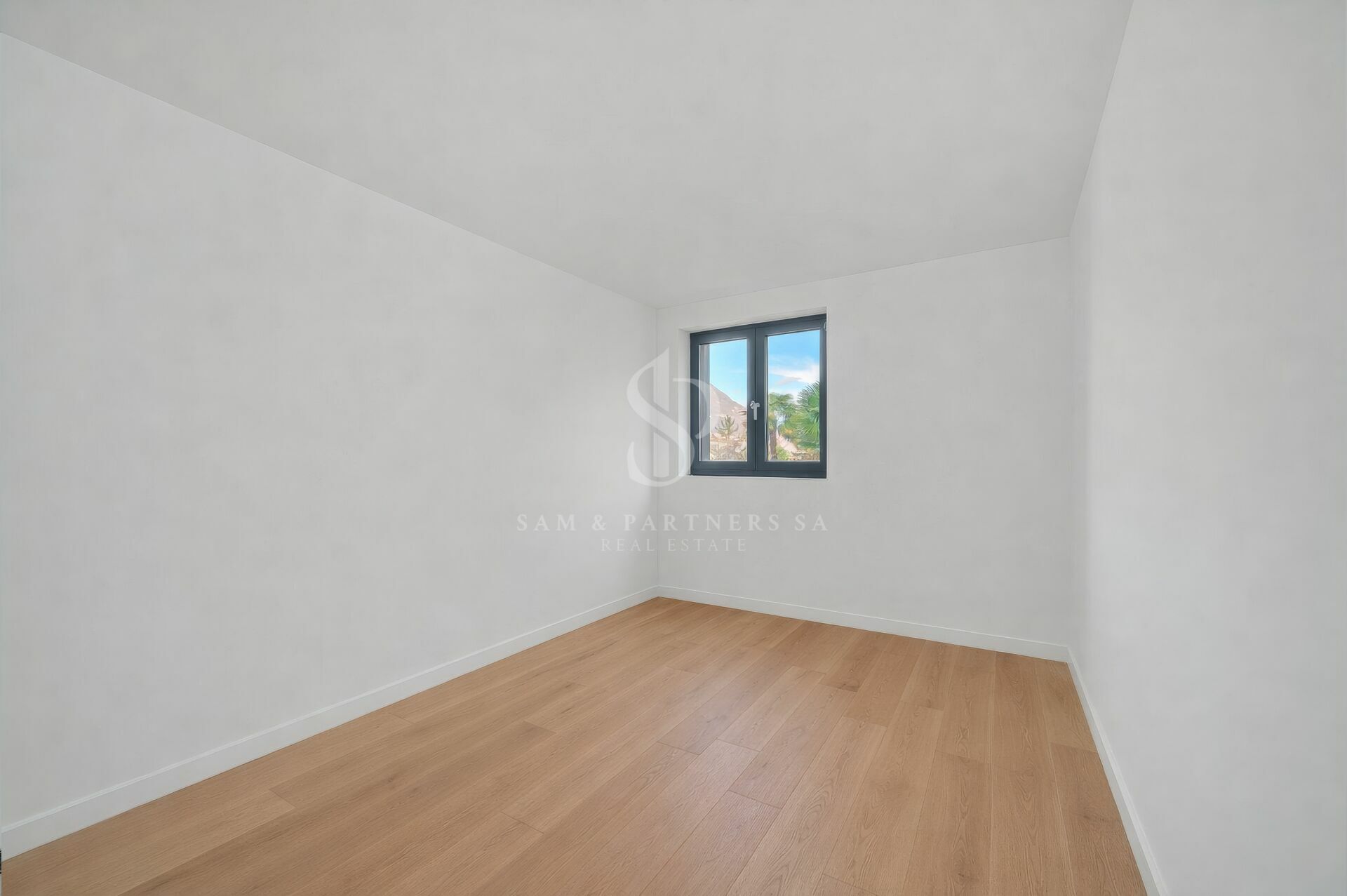 Leeres, helles Schlafzimmer mit Naturholzboden