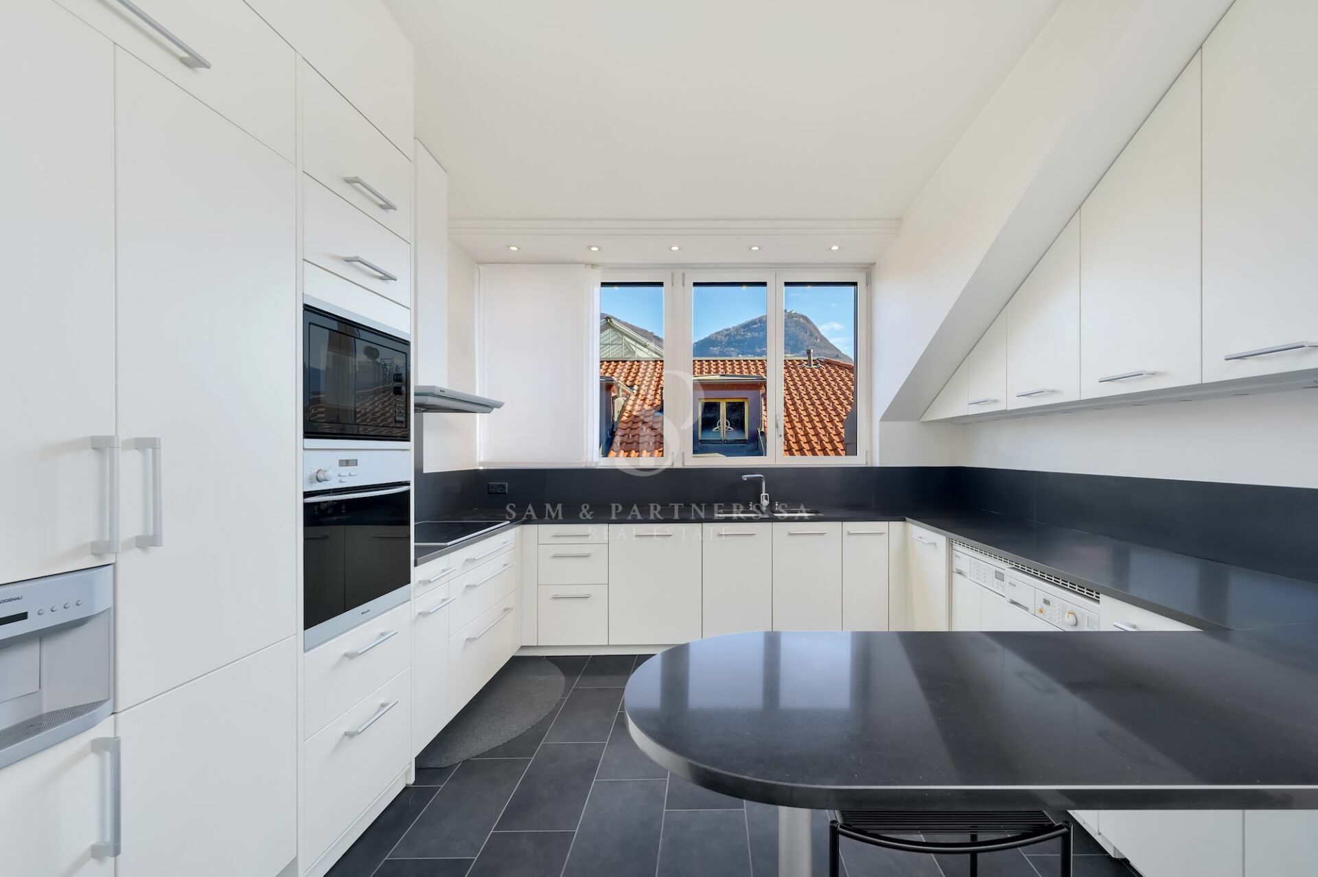 Moderne weiße Küche mit Bergblick