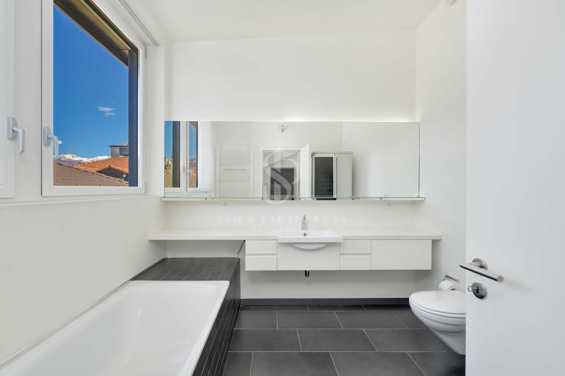 Modernes Badezimmer mit Badewanne und WC