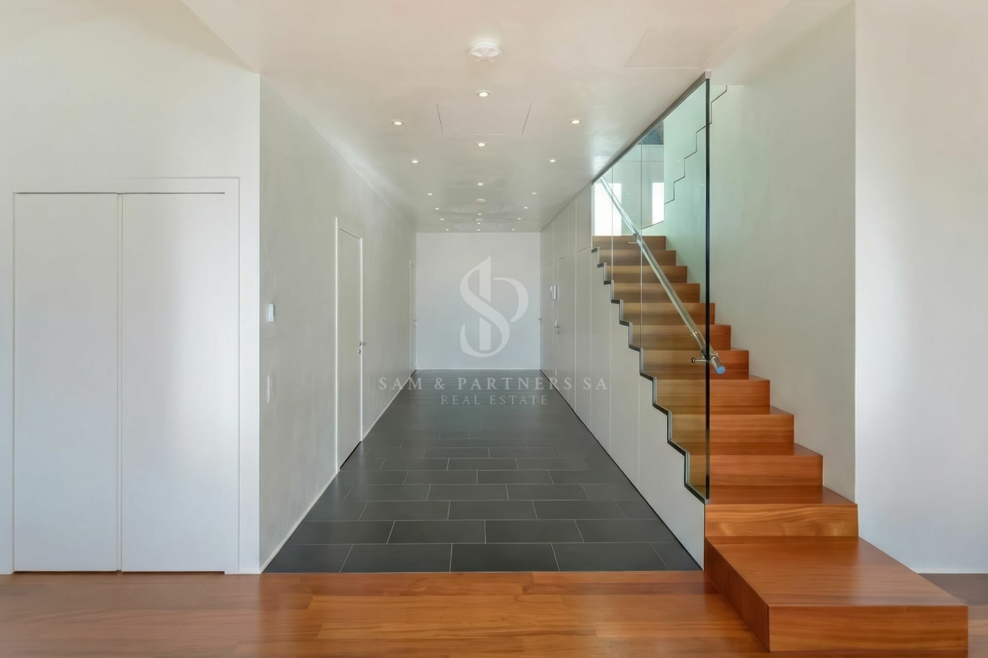 Moderner Flur mit Treppe
