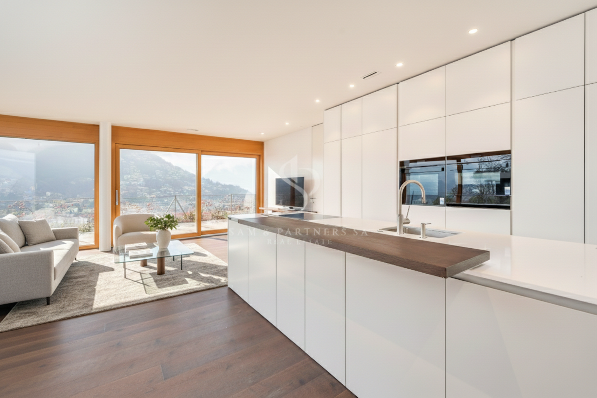 Offene moderne Wohnküche mit Bergblick