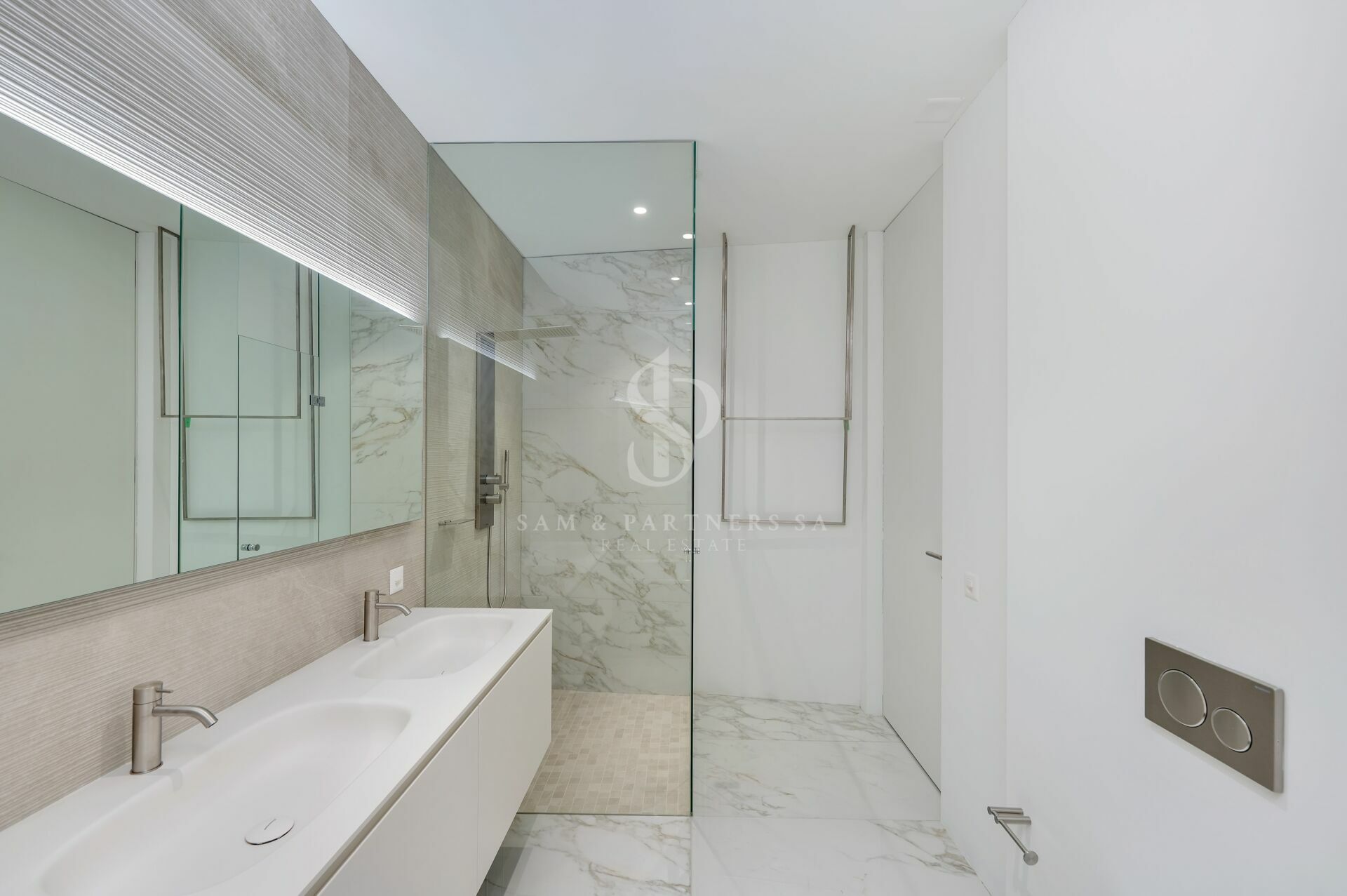 Modernes Badezimmer mit Doppelwaschtisch und Walk-in-Dusche