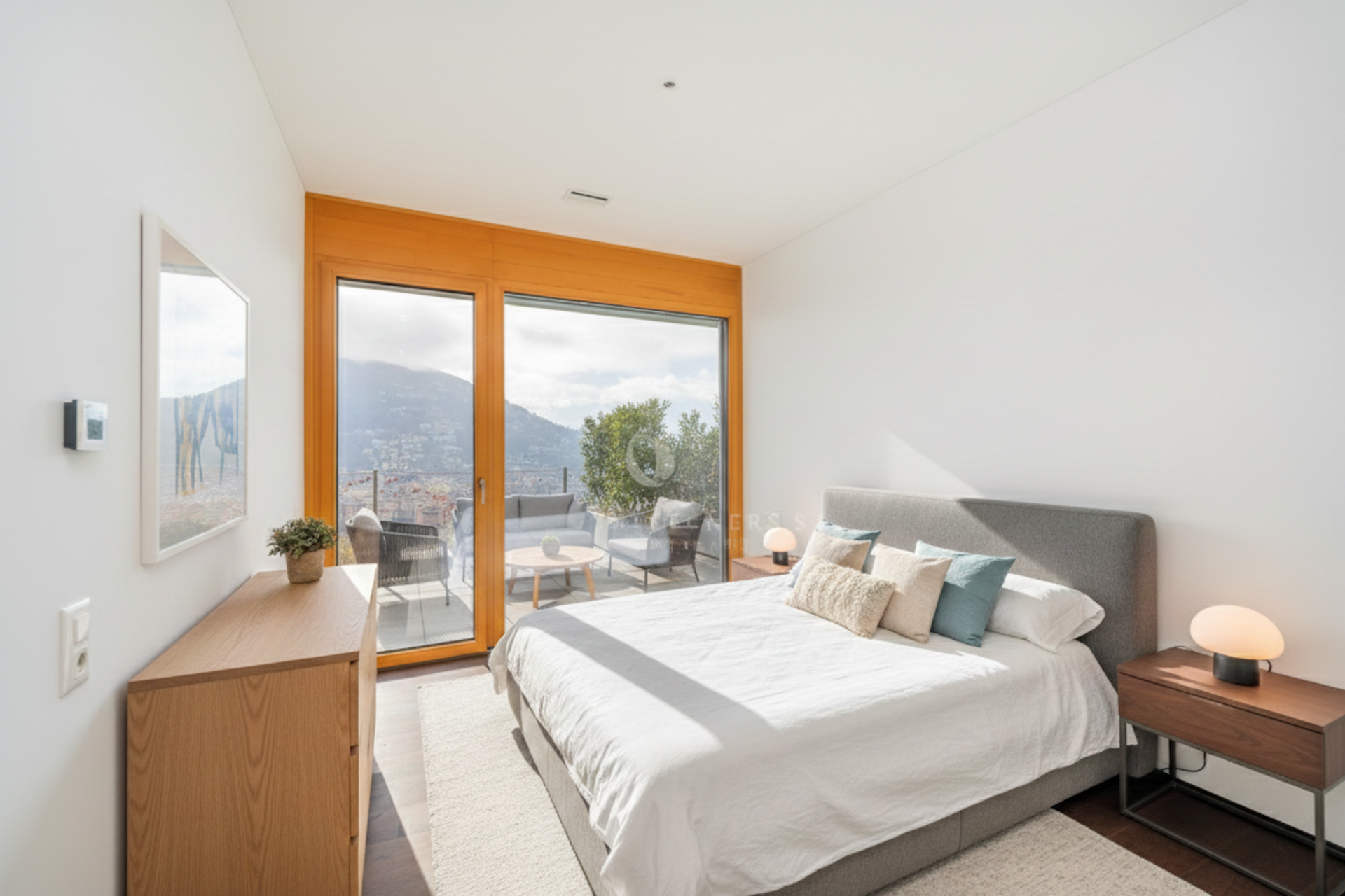 Helles Schlafzimmer mit Balkonblick