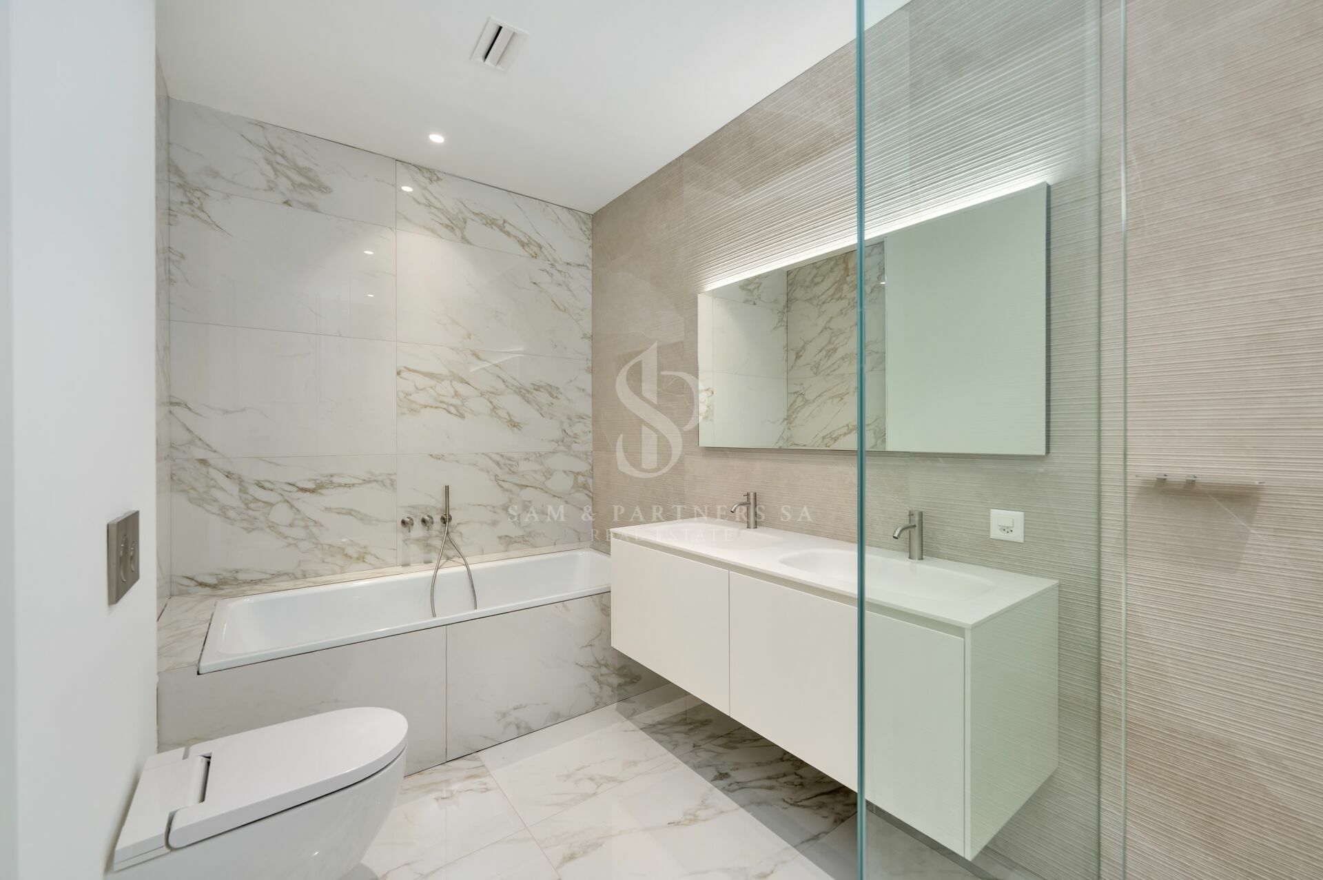 Modernes Badezimmer mit Badewanne und Waschtisch