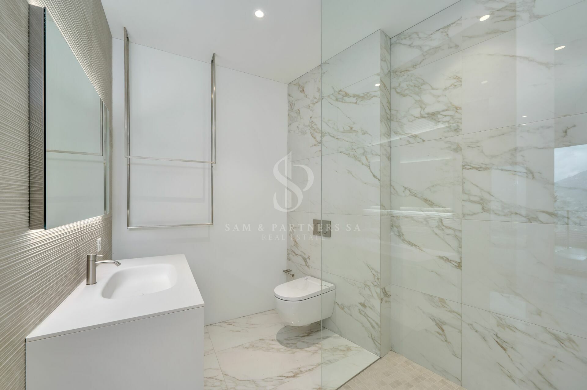 Luxuriöses Badezimmer mit Marmoroptik