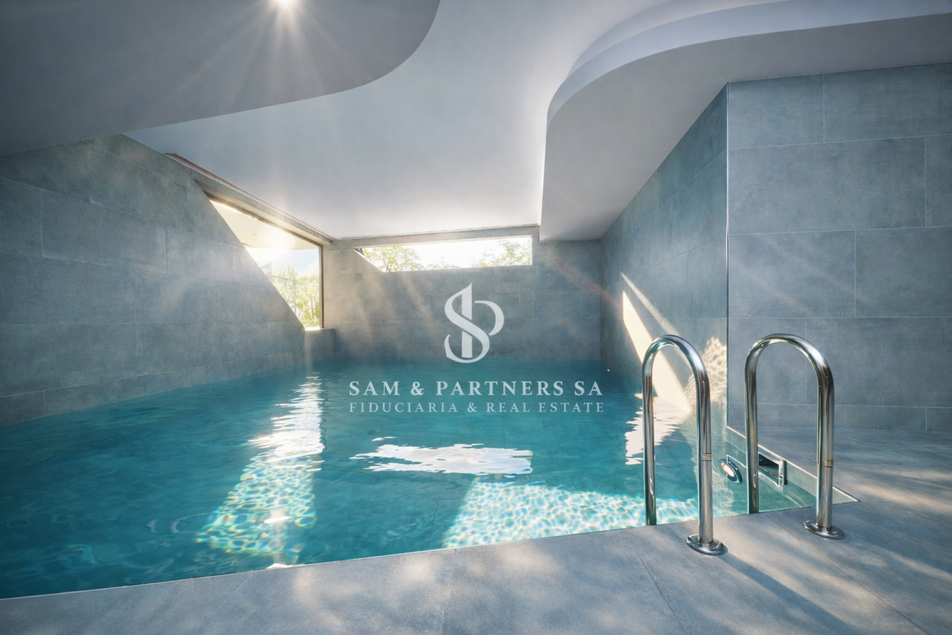 Indoorpool mit Tageslicht