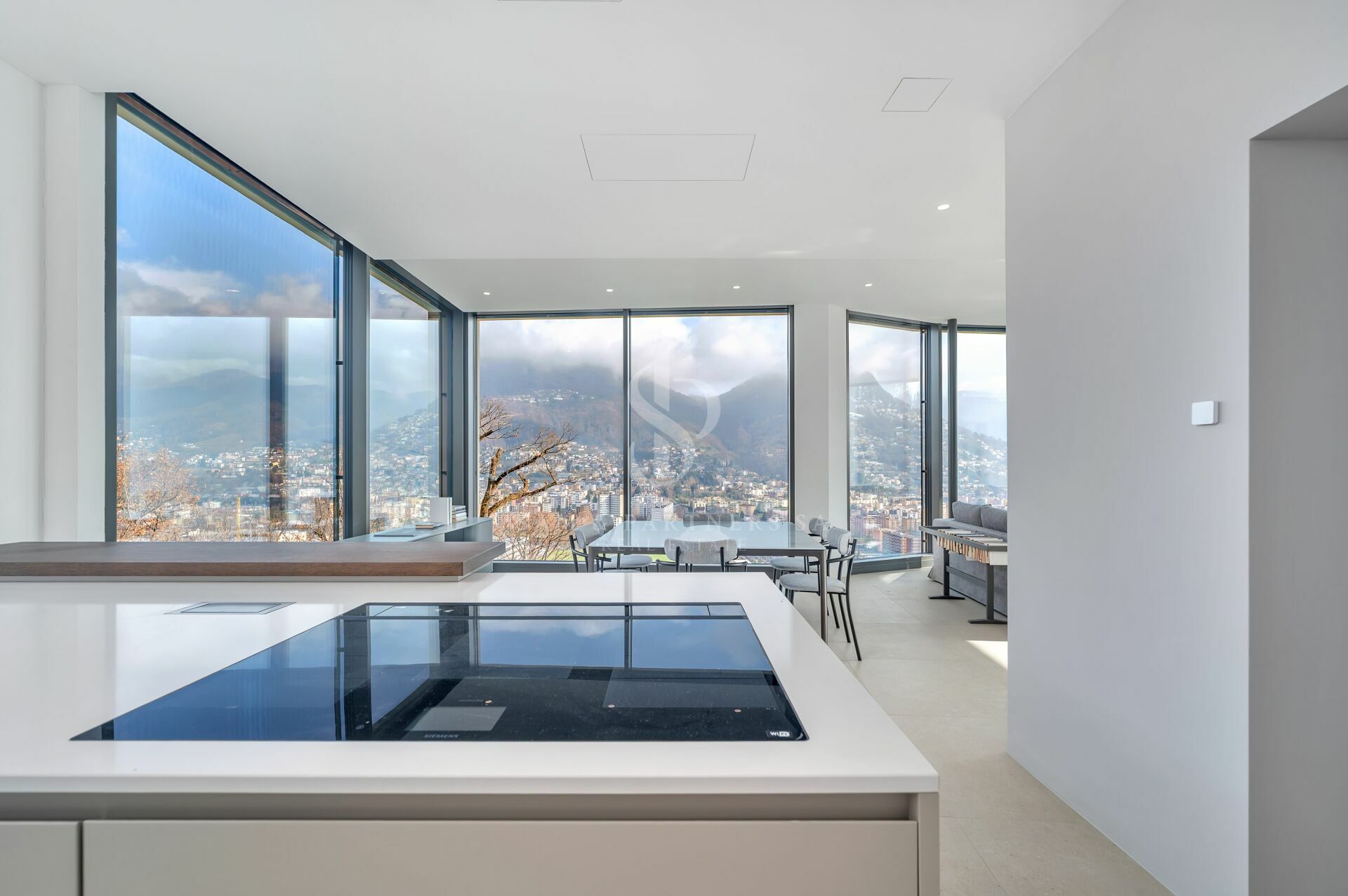 Moderne Panorama-Küche mit Bergblick