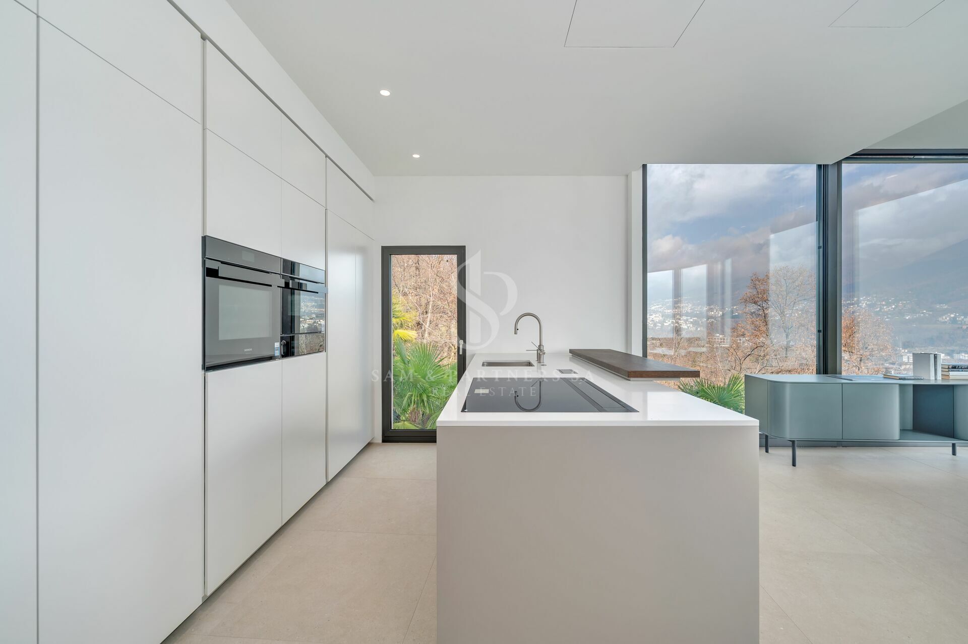 Moderne Küche mit Panoramafenstern