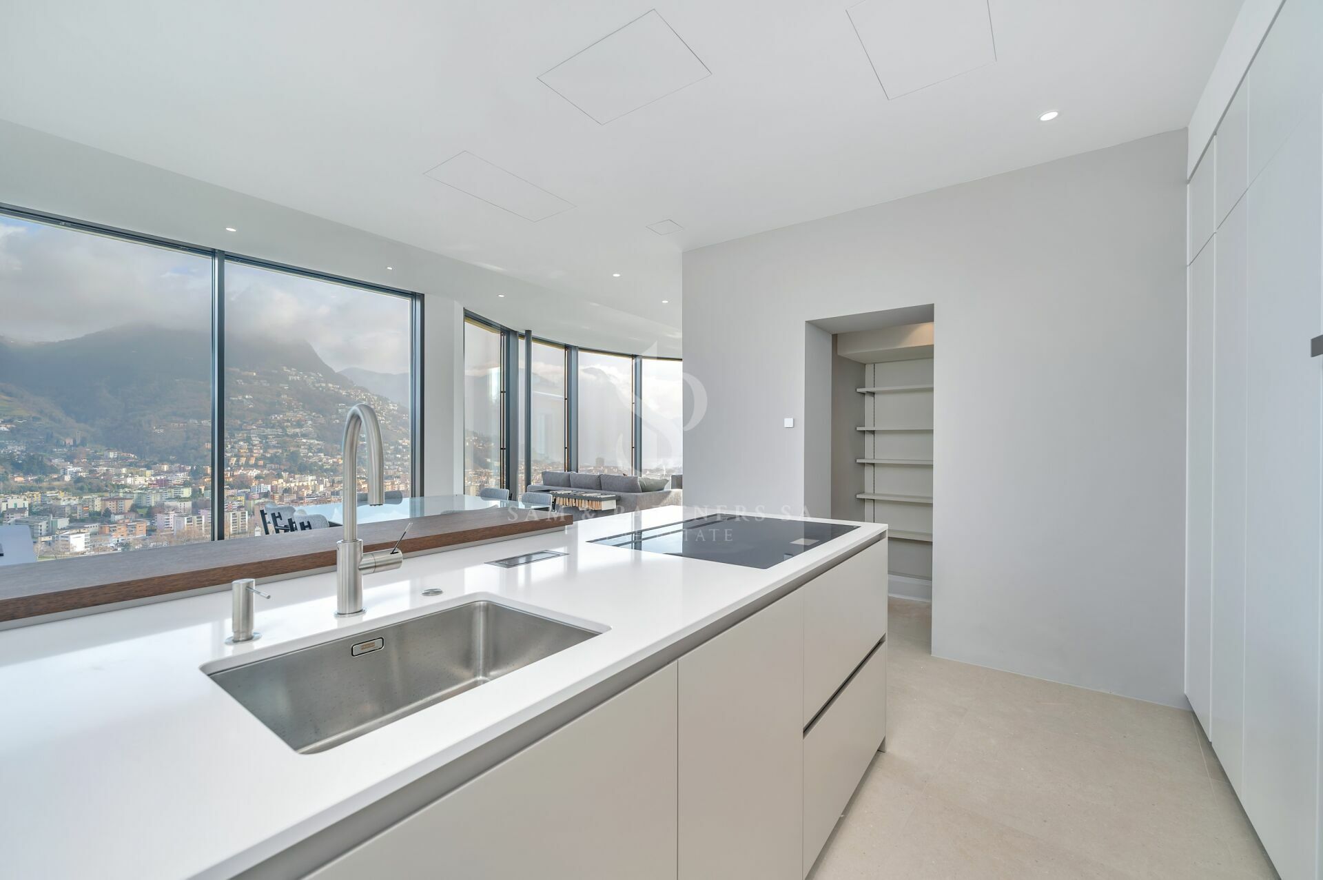 Moderne Küche mit Panoramablick