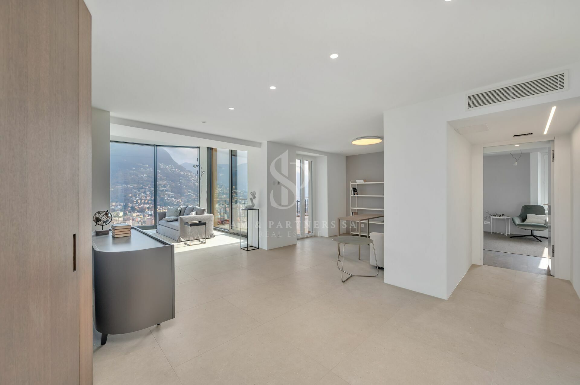 Heller, moderner Wohnraum mit Panoramablick