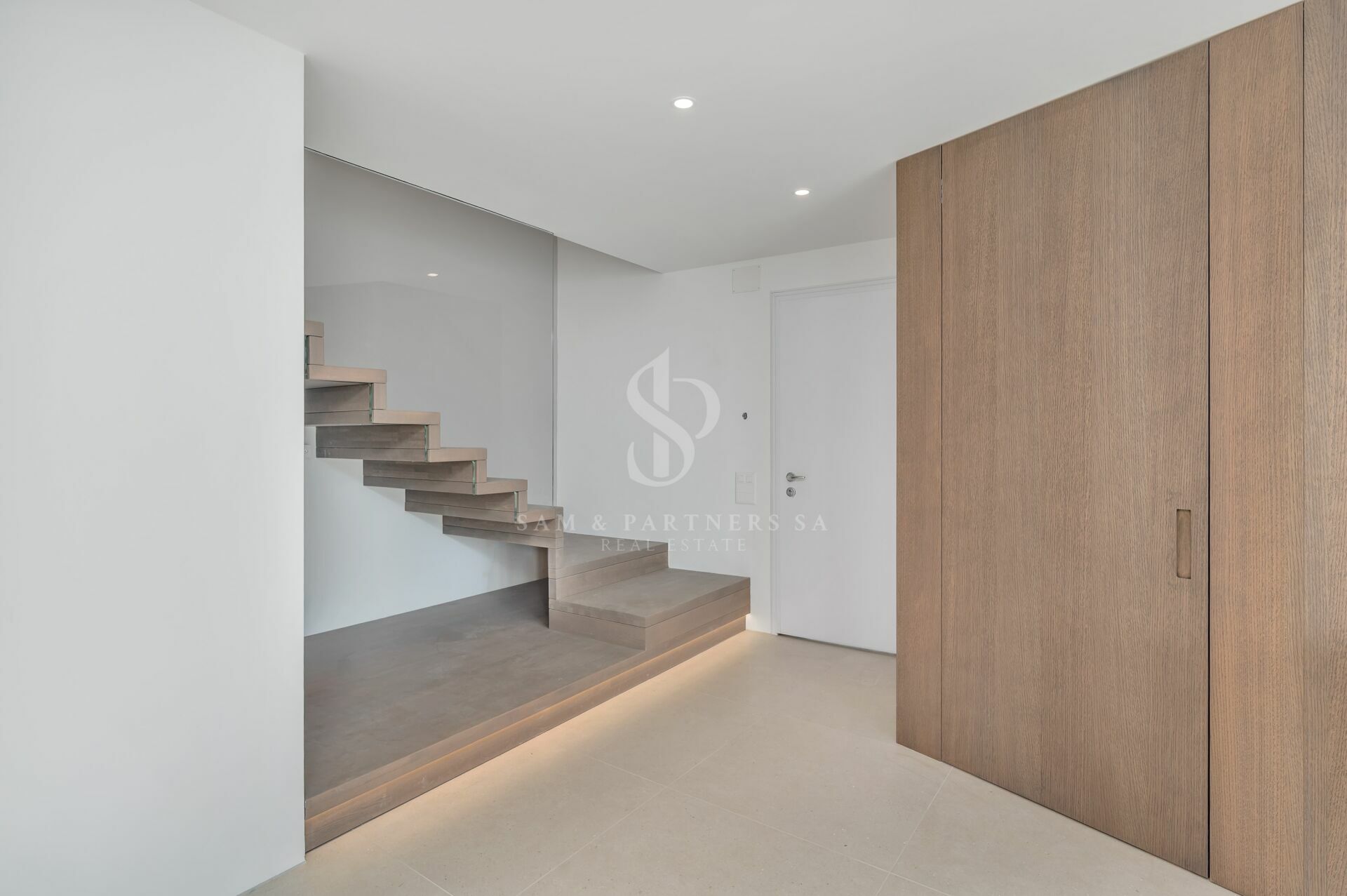 Moderner Eingangsbereich mit Treppe und Einbauschrank