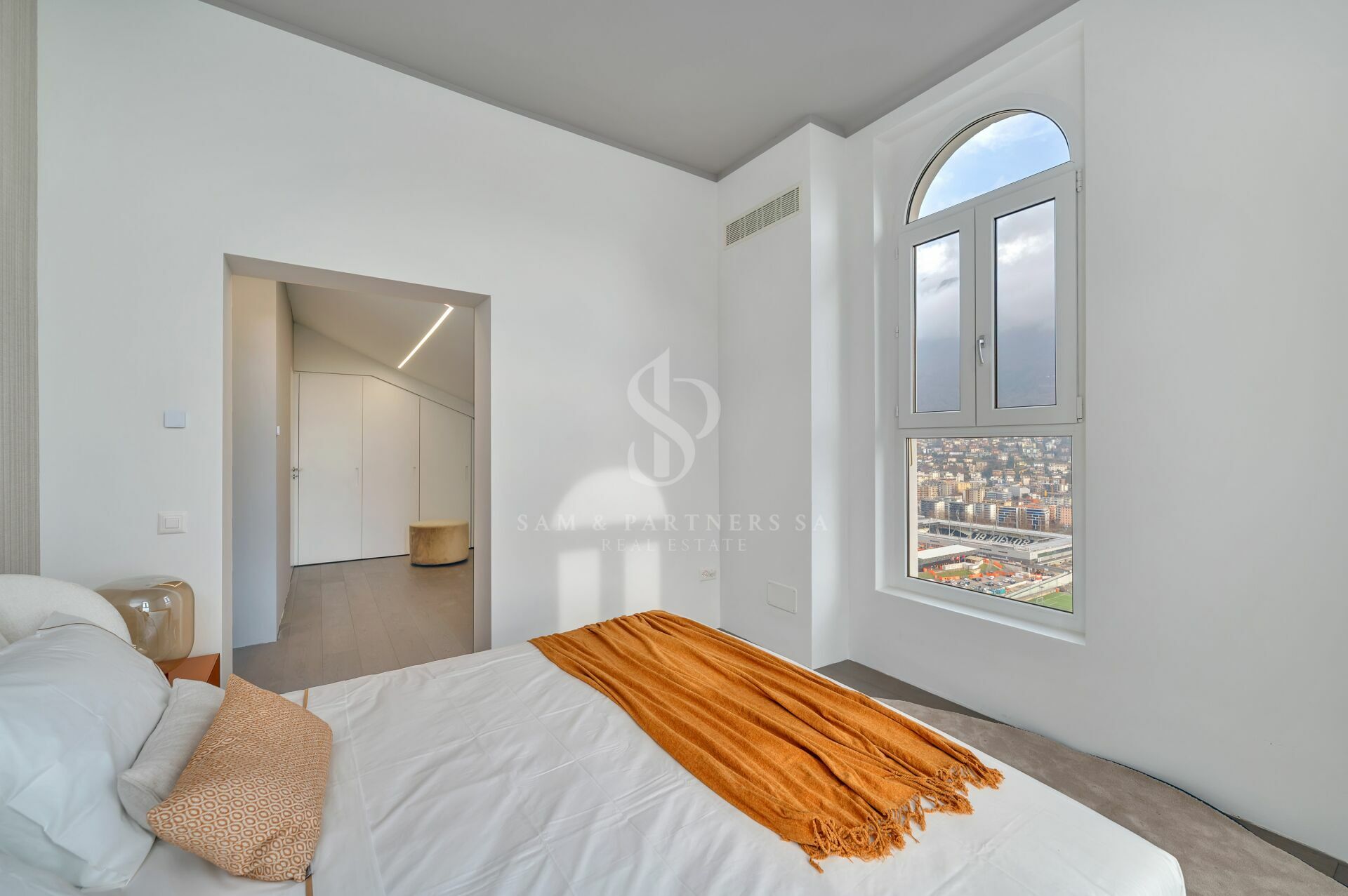 Modernes Schlafzimmer mit Stadtblick