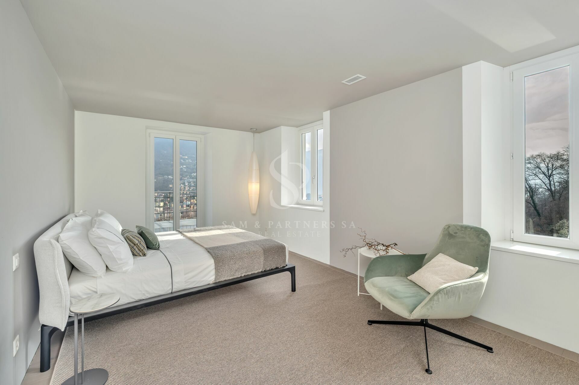 Helles, minimalistisches Schlafzimmer mit Bergblick