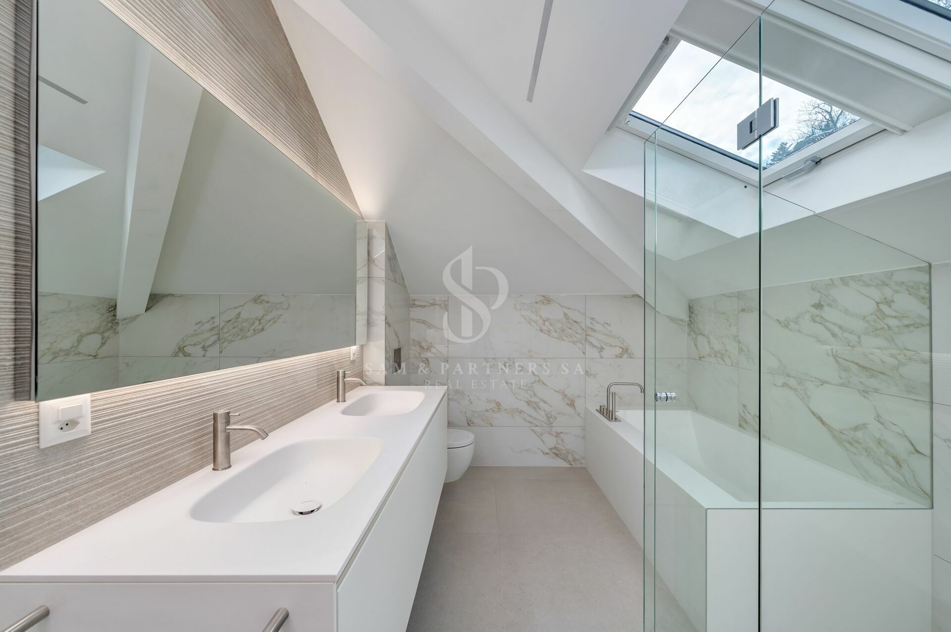 Modernes Badezimmer mit Dachfenster