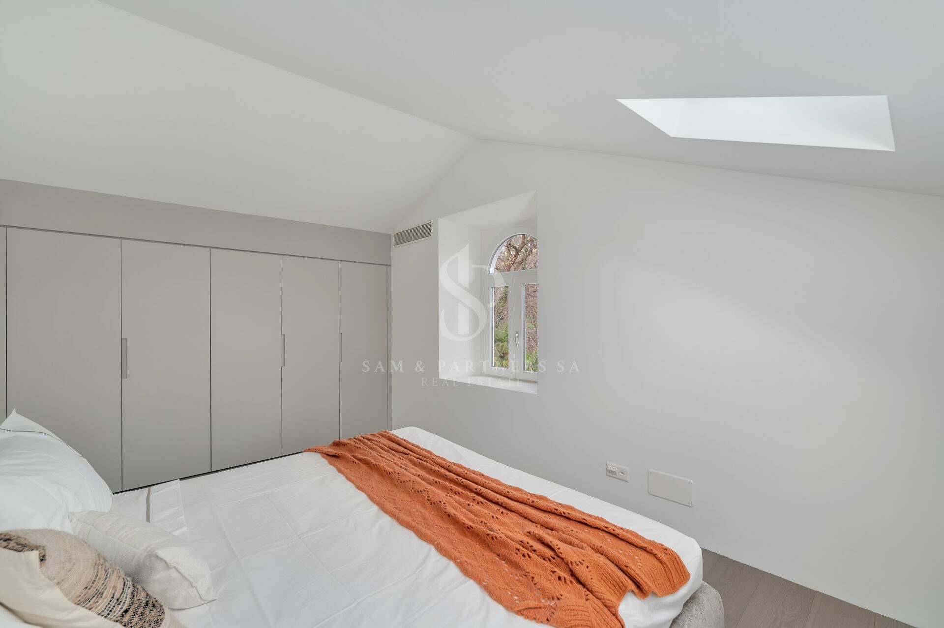 Helles Schlafzimmer mit Dachfenster und Einbauschrank