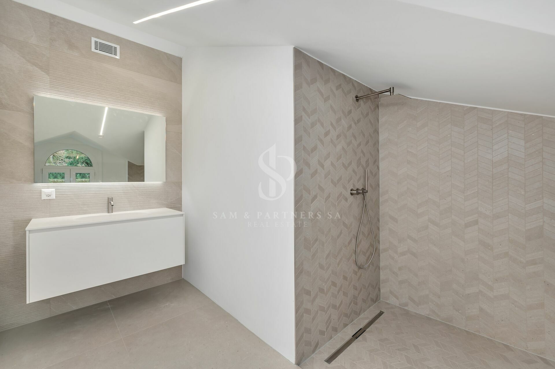 Modernes Badezimmer mit begehbarer Dusche und Waschtisch