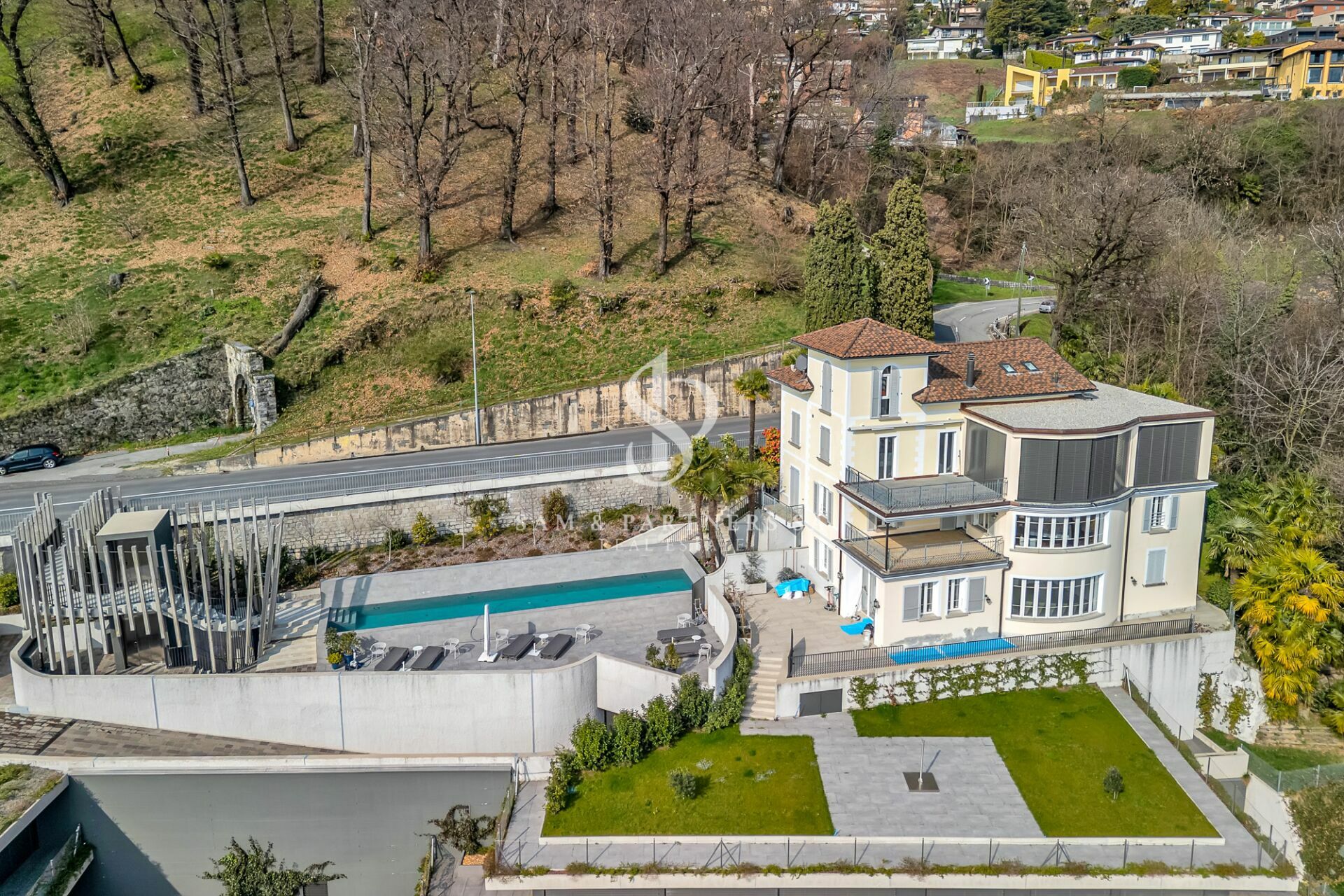 Luxuriöse Villa mit Pool und Terrassenanlage