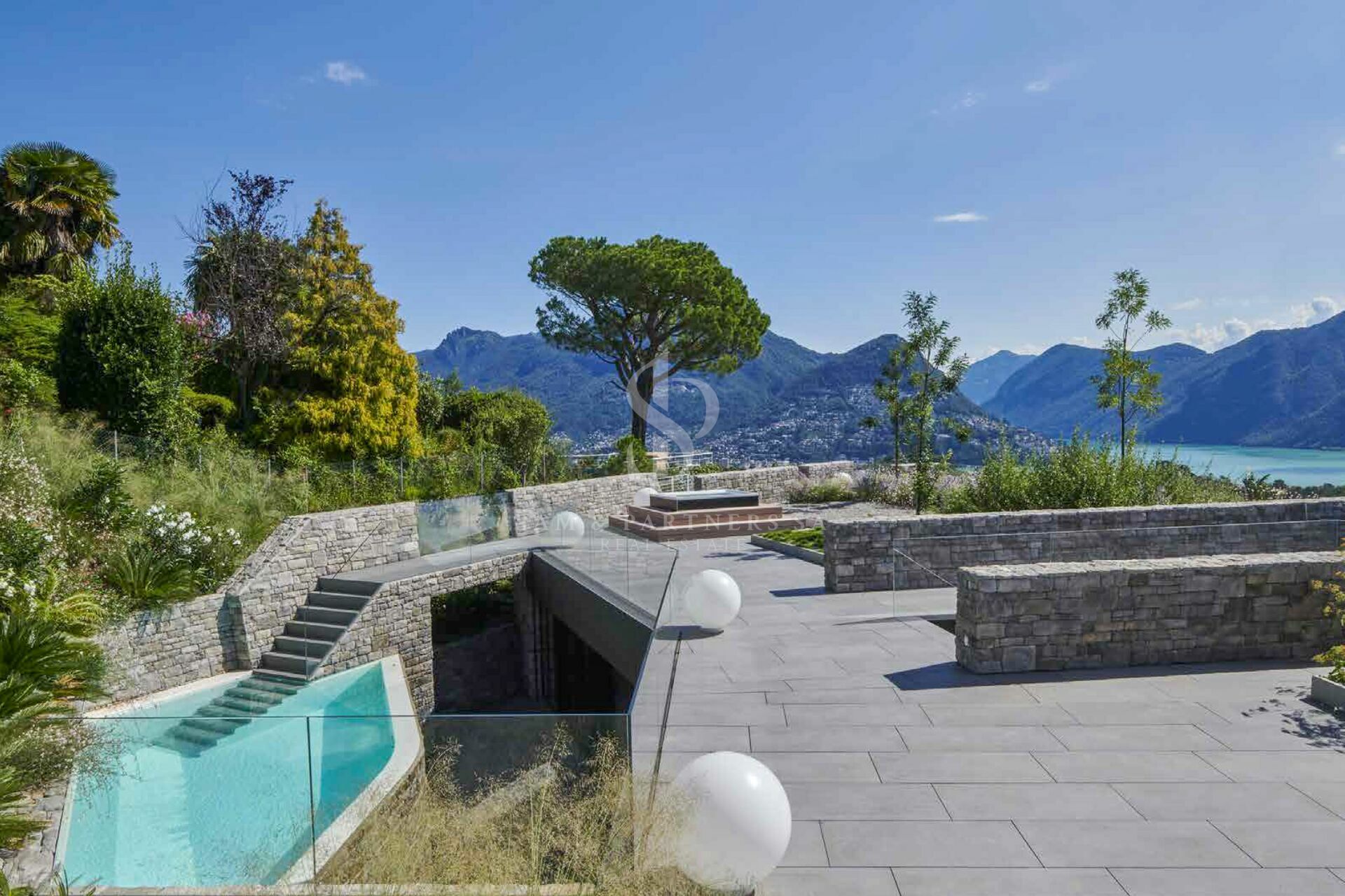 Luxus-Terrasse mit Pool und Bergblick