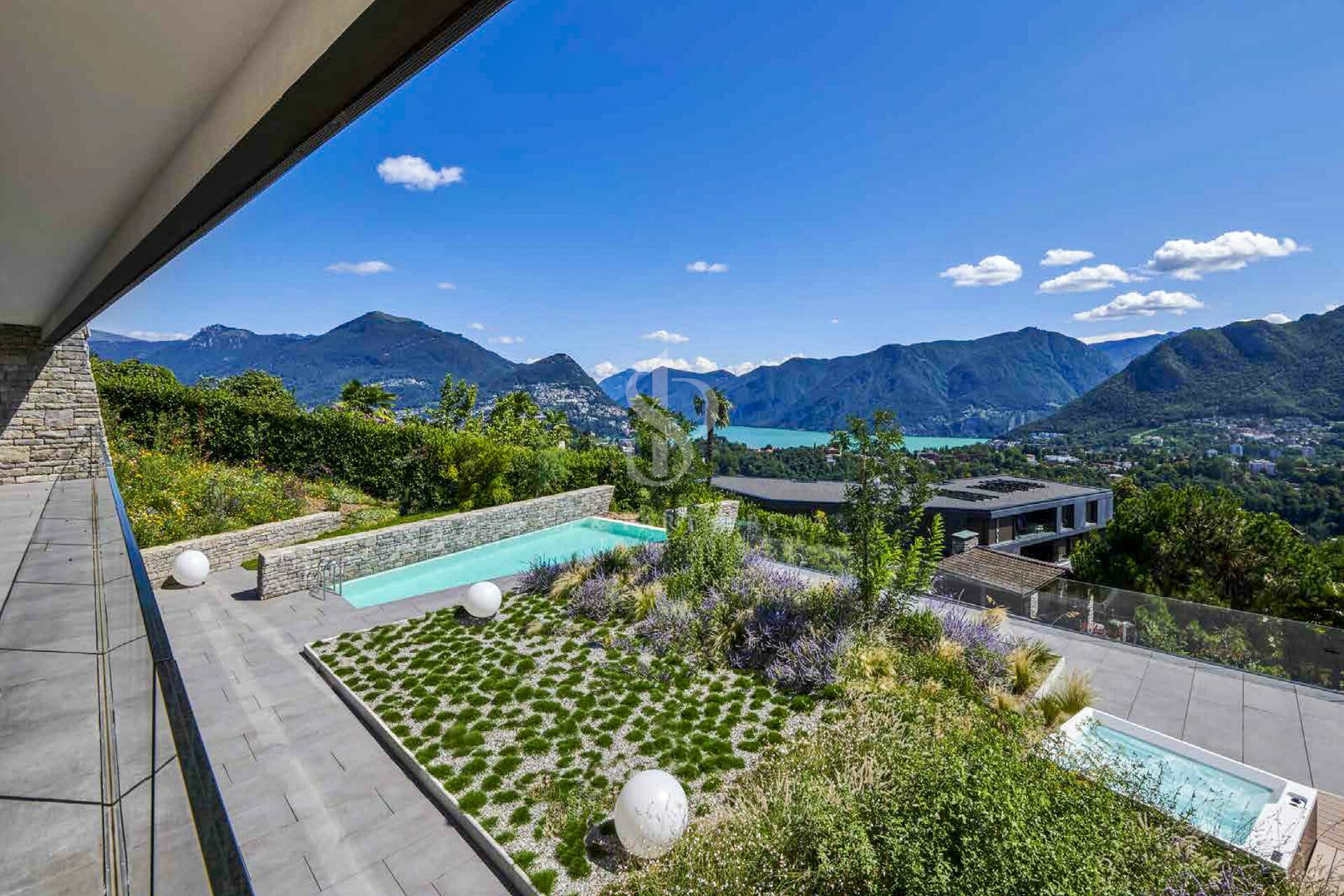 Luxuriöse Außenanlage mit Pool und Bergblick