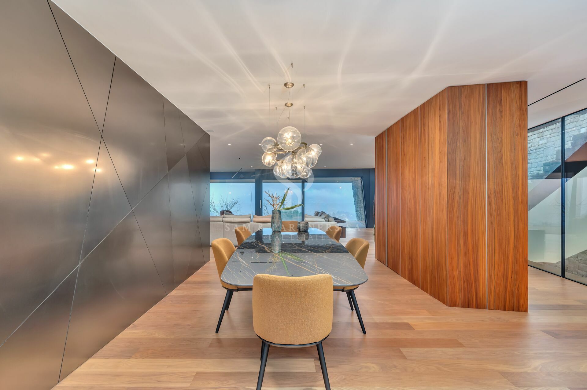 Moderner Essbereich mit Blick in den Wohnraum
