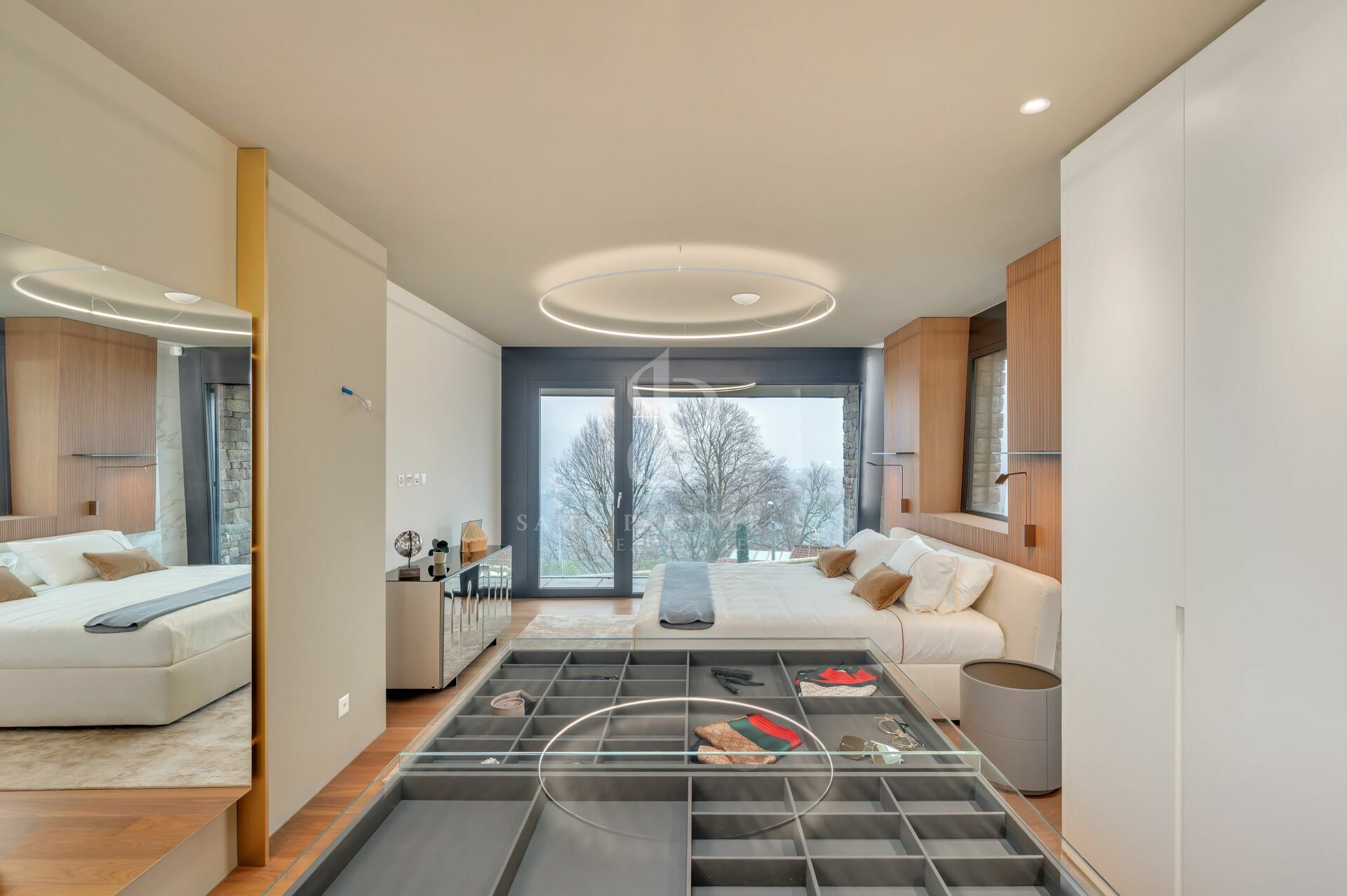 Modernes Schlafzimmer mit Ankleide und Blick ins Freie