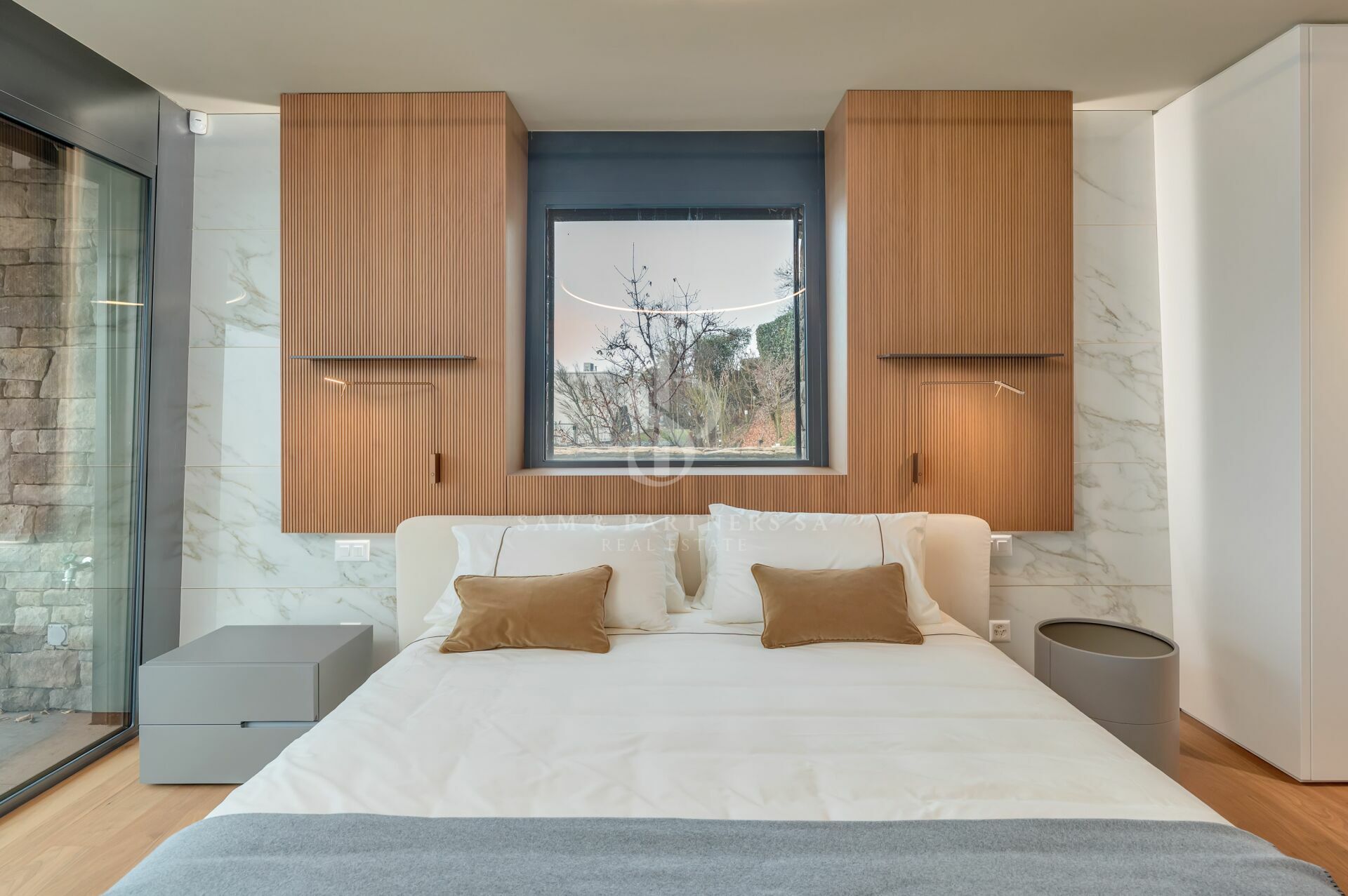 Modernes Schlafzimmer mit großem Fenster