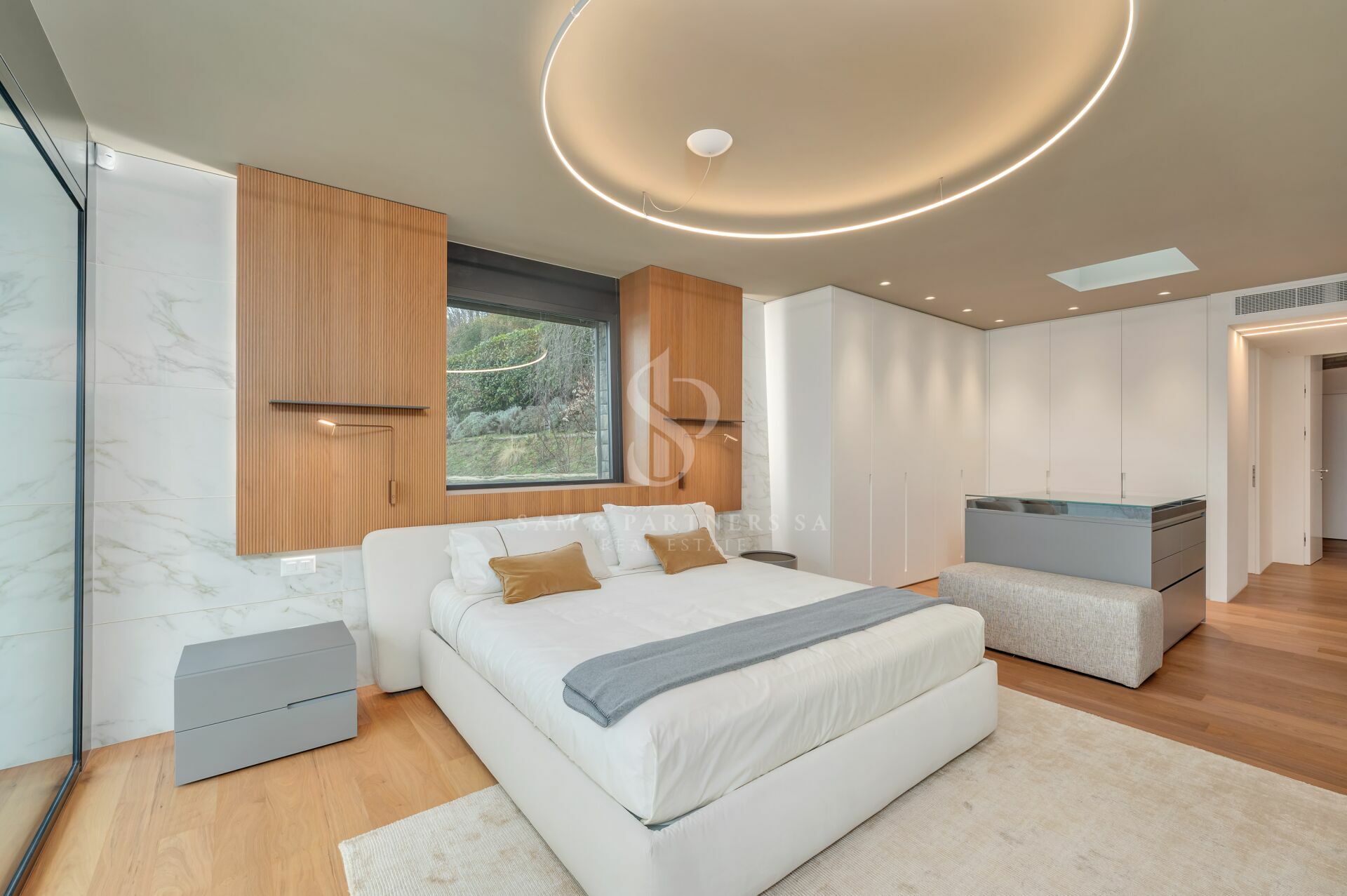 Modernes Schlafzimmer mit luxuriöser Ausstattung