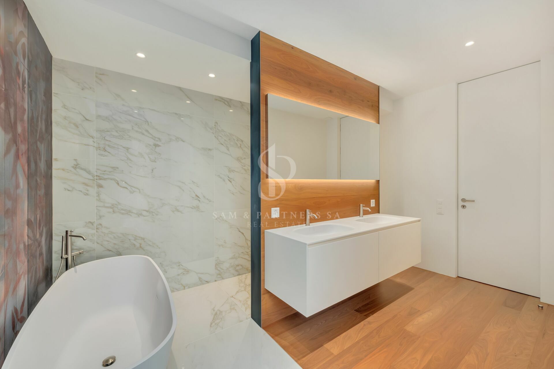 Modernes Badezimmer mit Doppelwaschtisch und freistehender Badewanne