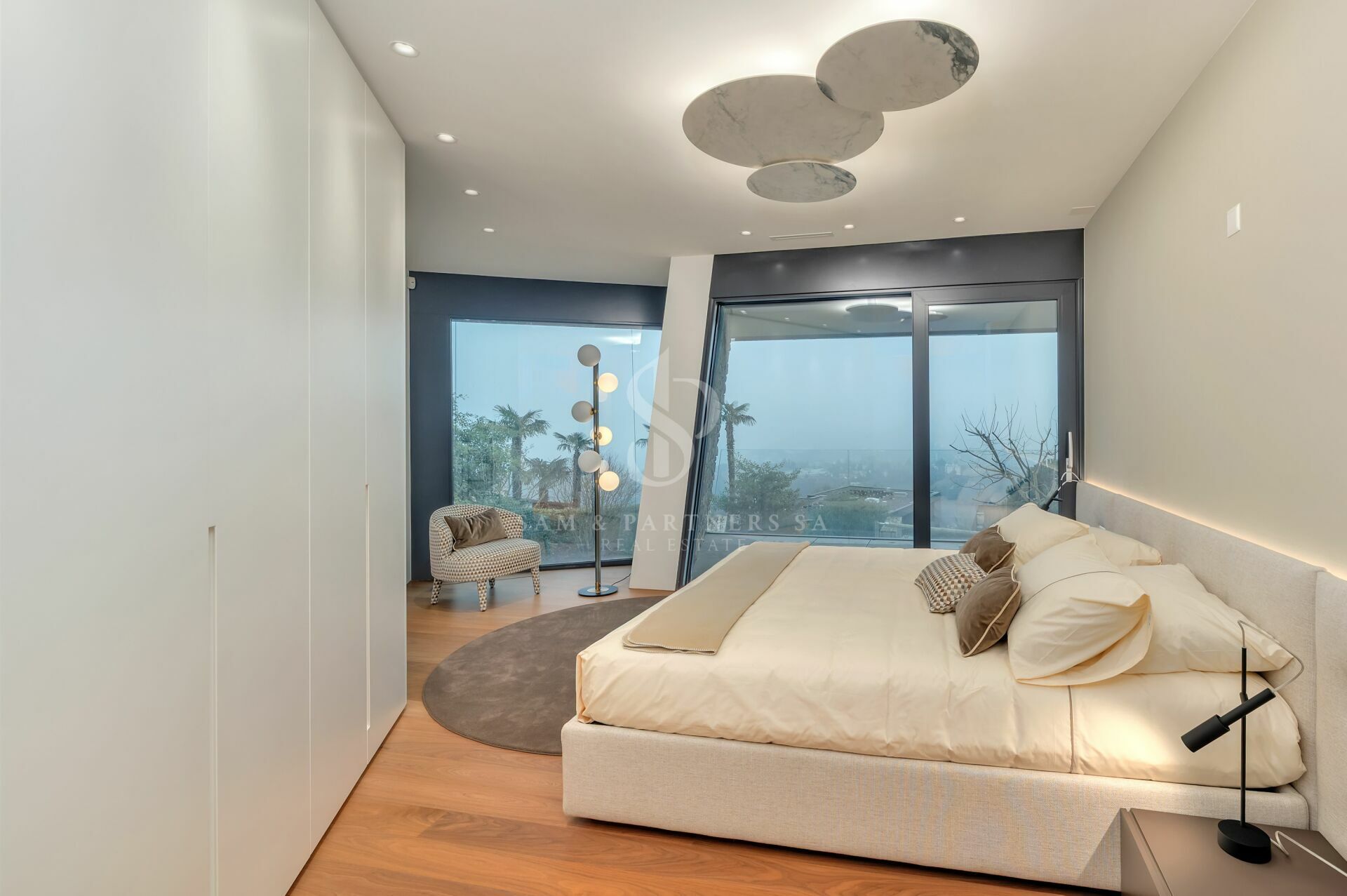 Modernes Schlafzimmer mit Panoramablick