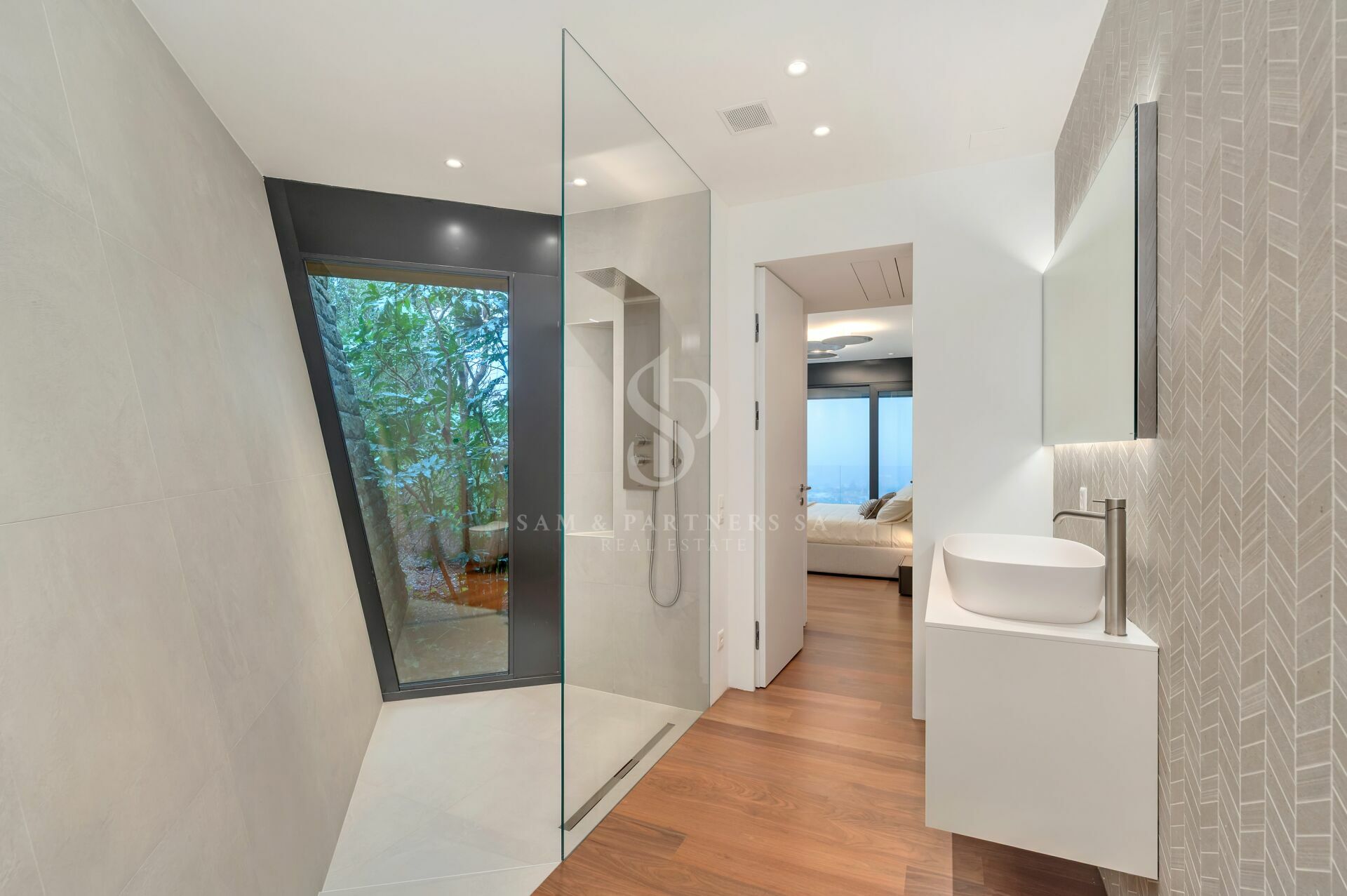 Modernes Badezimmer mit bodengleicher Dusche