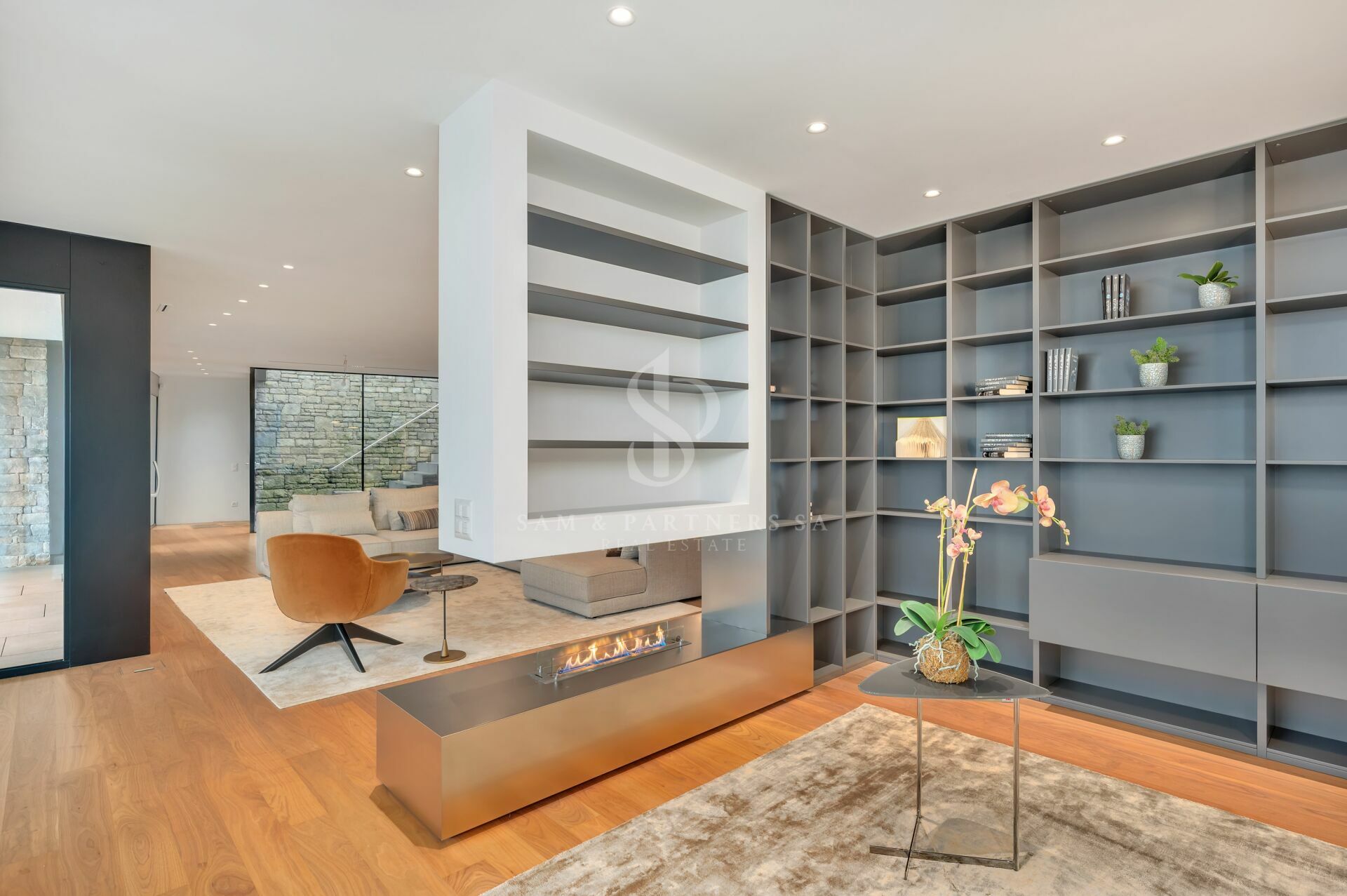 Modernes Wohnbereich-Interieur mit Regalsystem und Kamin