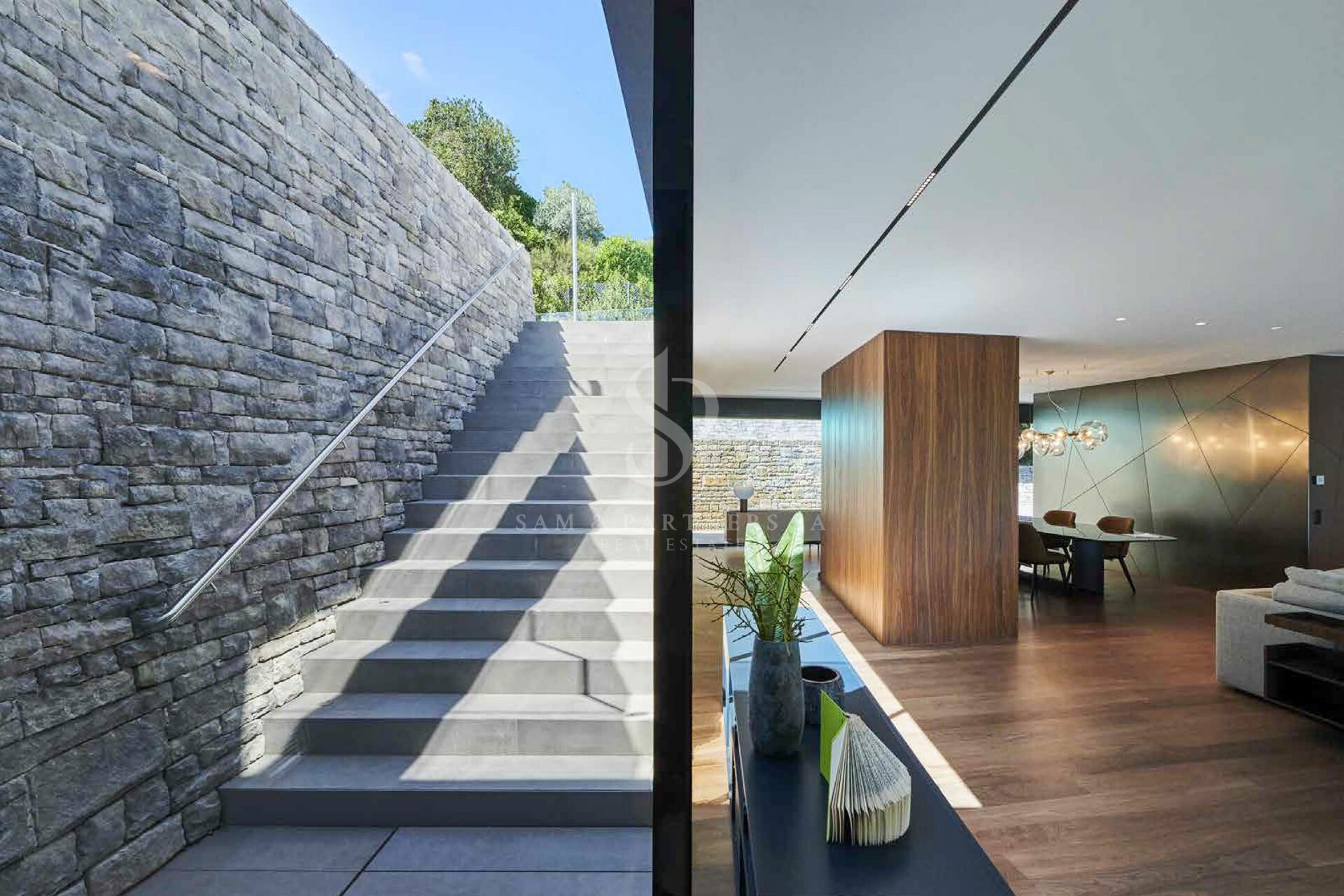 Moderner Außen- und Innenbereich mit Steintreppe und Wohnraum