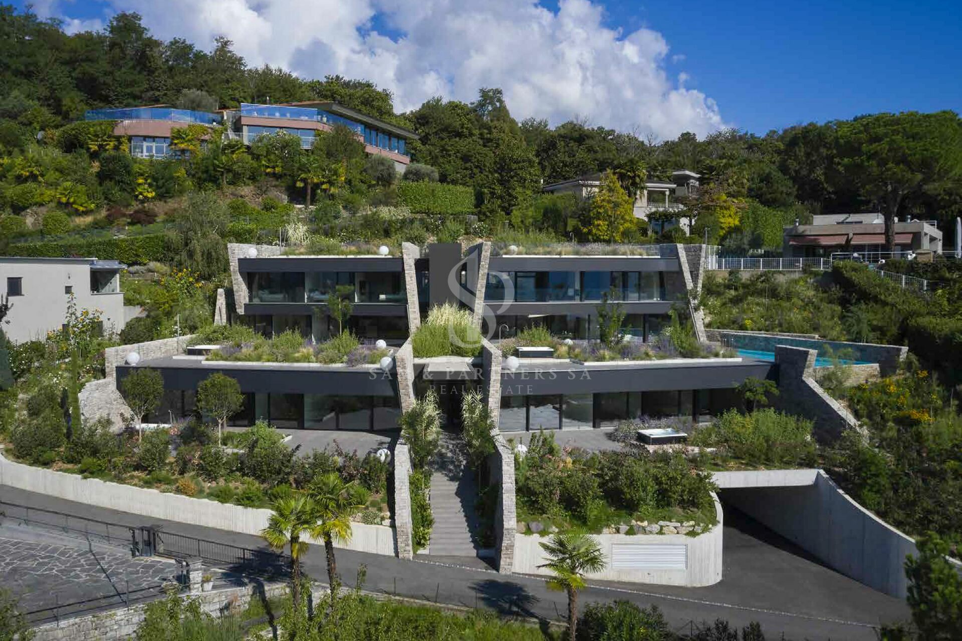 Luxuriöses modernes Hanghaus mit Terrassengärten
