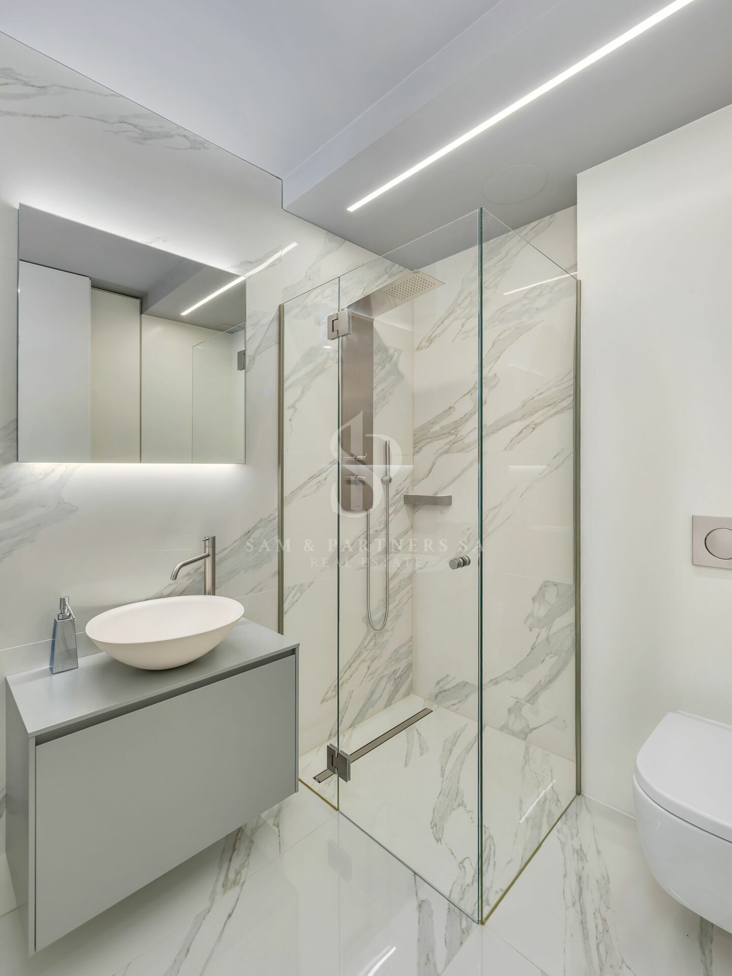 Modernes Badezimmer mit Dusche und Waschtisch