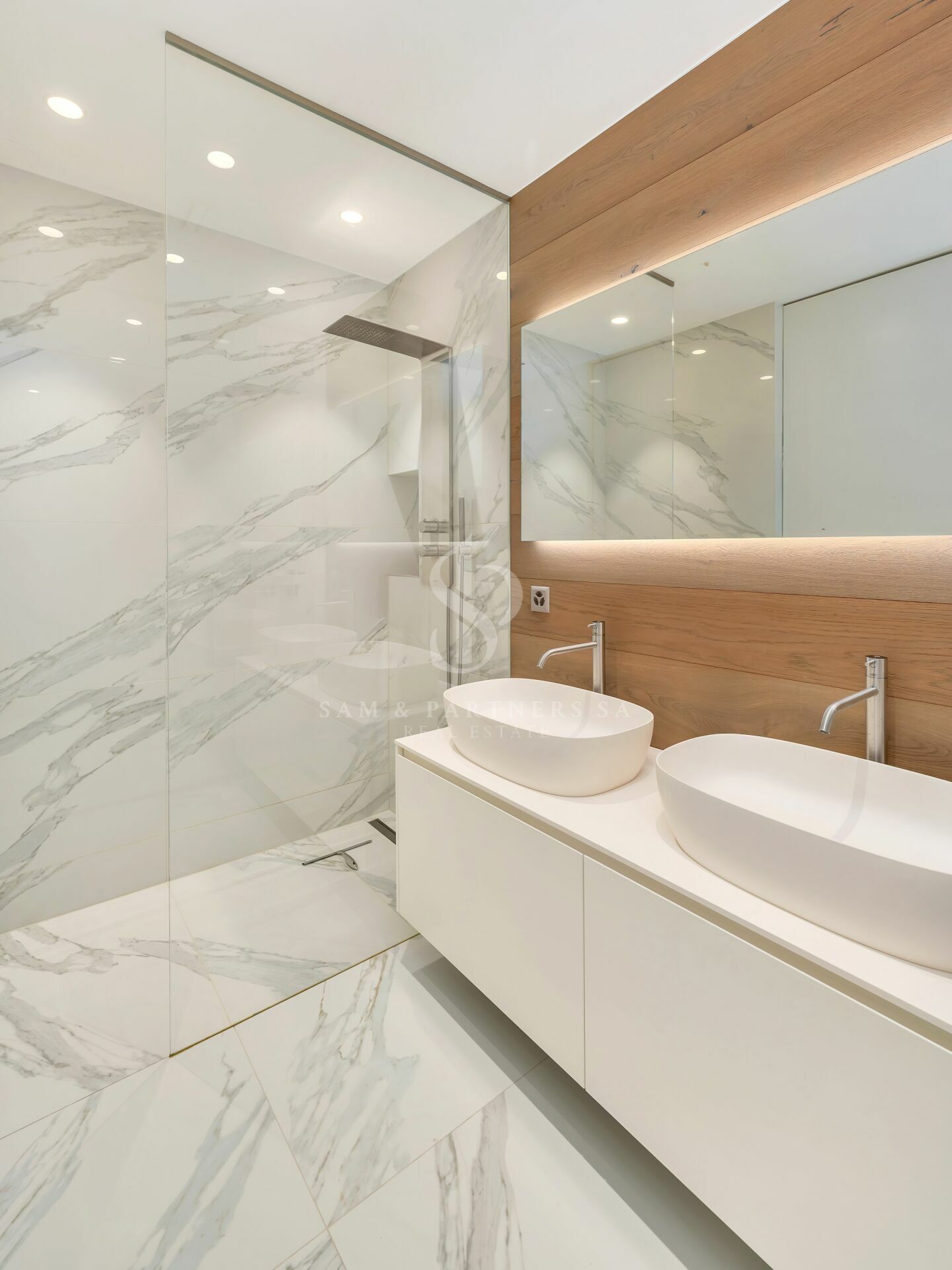 Modernes Badezimmer mit Doppelwaschtisch und Glasdusche