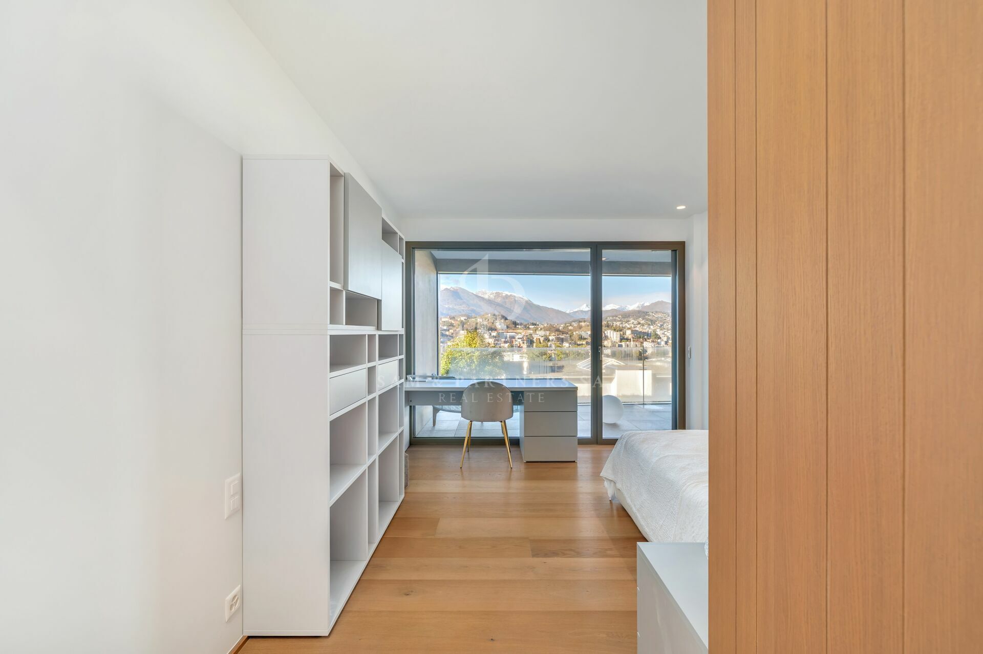 Helles Schlafzimmer mit Bergblick